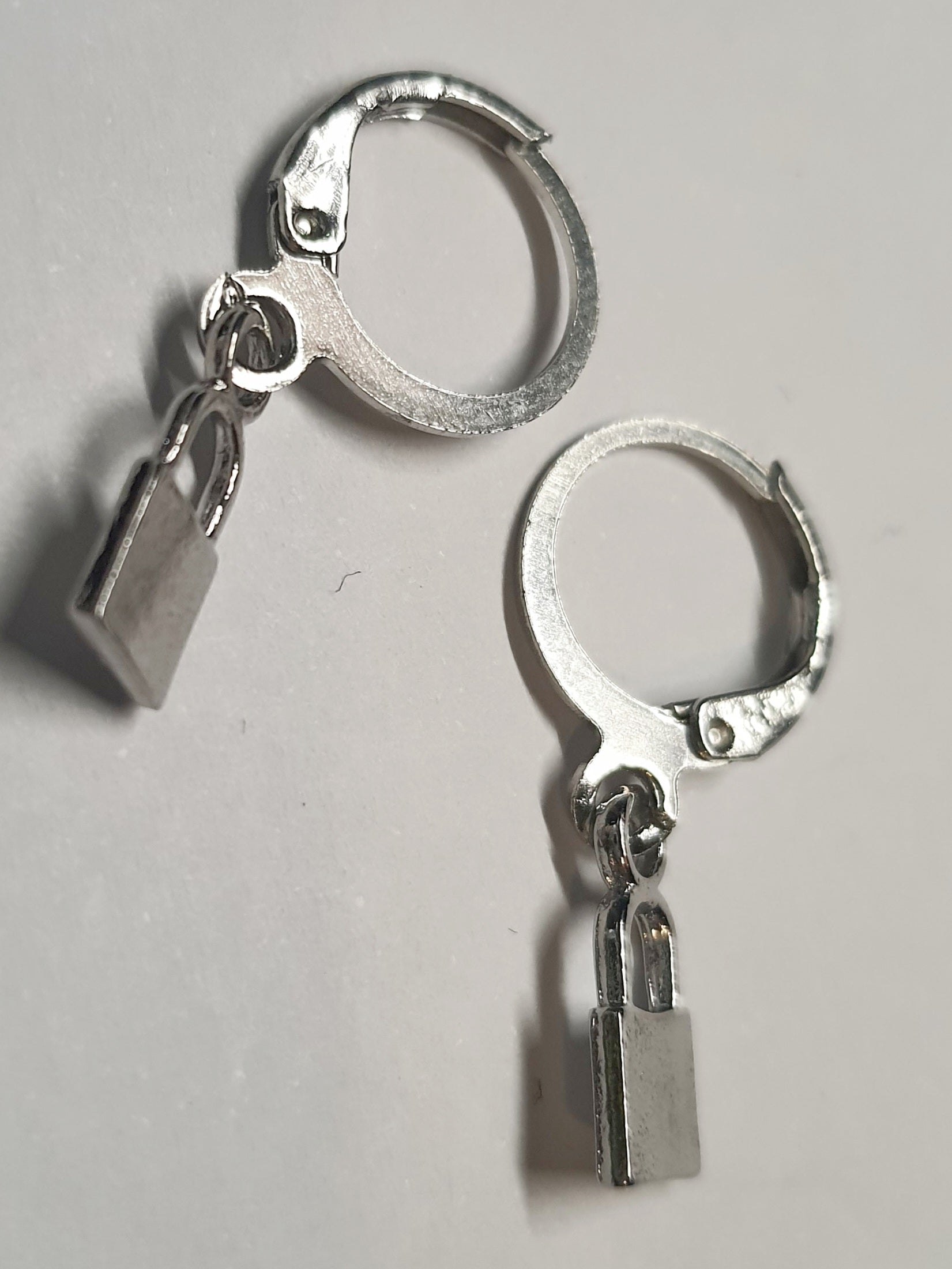 Srebrne kolczyki delikatne kółka z zawieszką w kształcie kłódeczki, długość 2,5 cm, stal chirurgiczna, stal nierdzewna, wodoodporne, hipoalergiczne, jakość premium, RougeBizu.