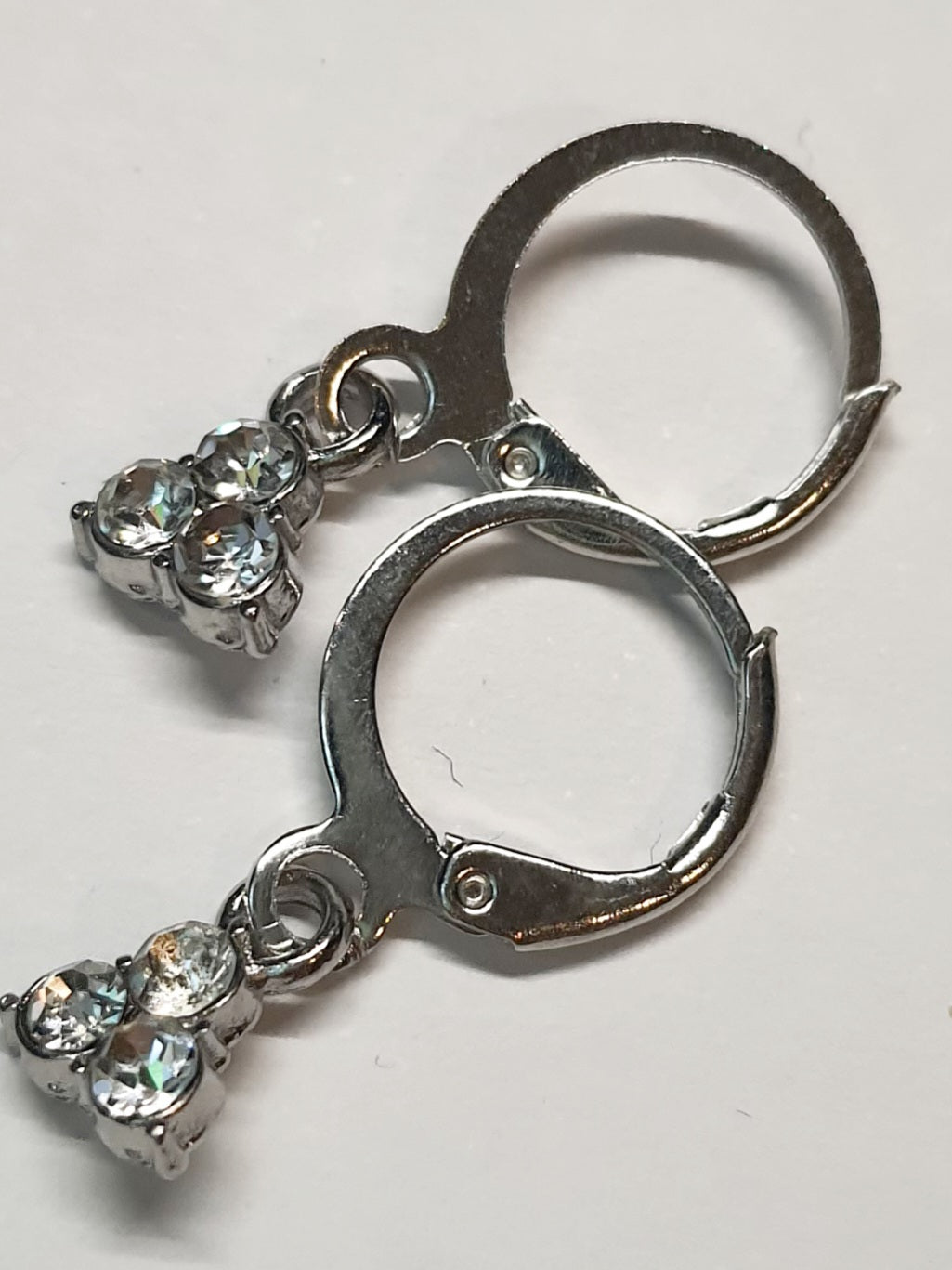 Srebrne kolczyki delikatne kółka z zawieszką w kształcie trójkąta z cyrkoniami, długość 2,5 cm, stal chirurgiczna, stal nierdzewna, wodoodporne, hipoalergiczne, jakość premium, RougeBizu.