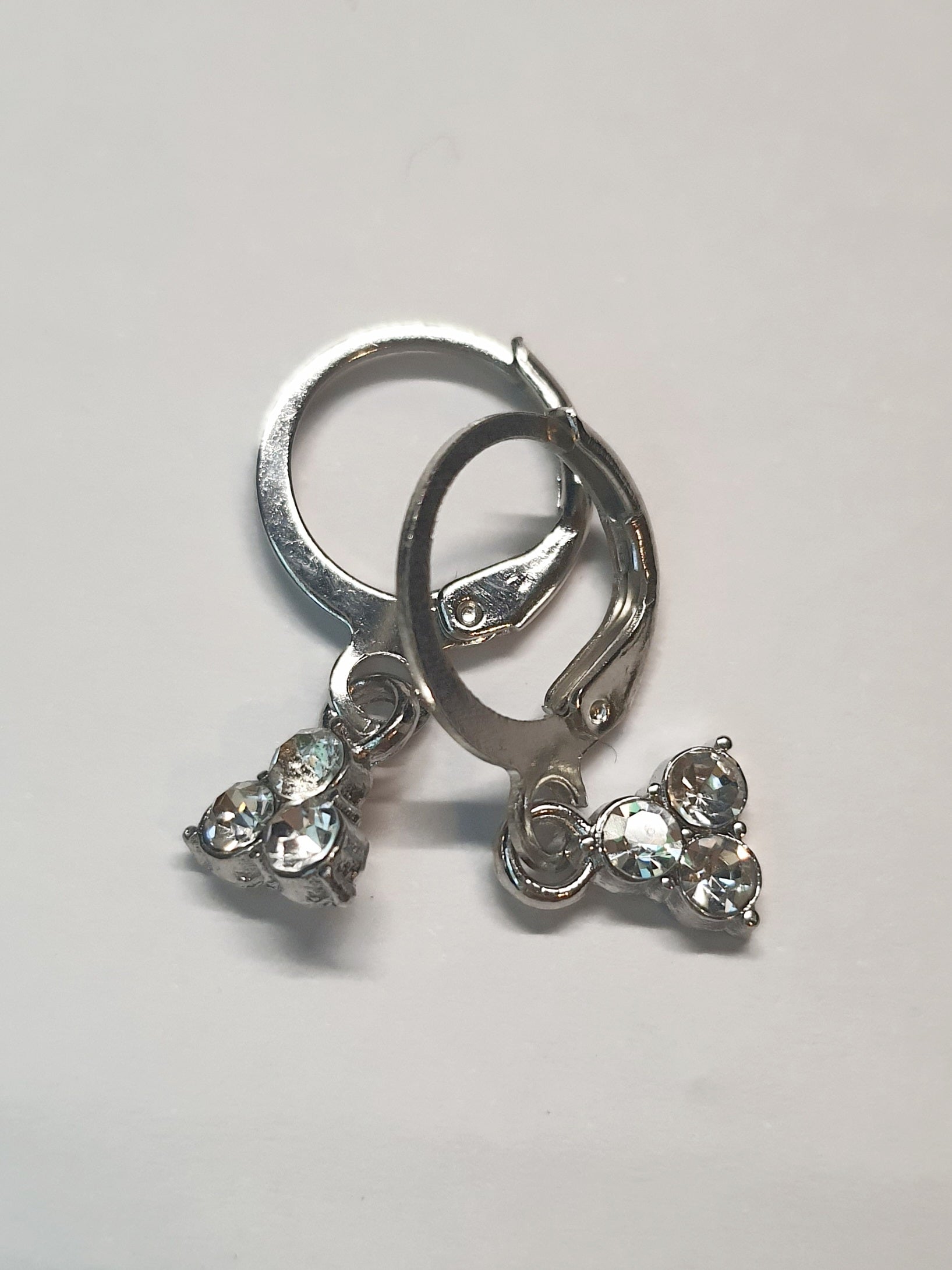 Srebrne kolczyki delikatne kółka z zawieszką w kształcie trójkąta z cyrkoniami, długość 2,5 cm, stal chirurgiczna, stal nierdzewna, wodoodporne, hipoalergiczne, jakość premium, RougeBizu.