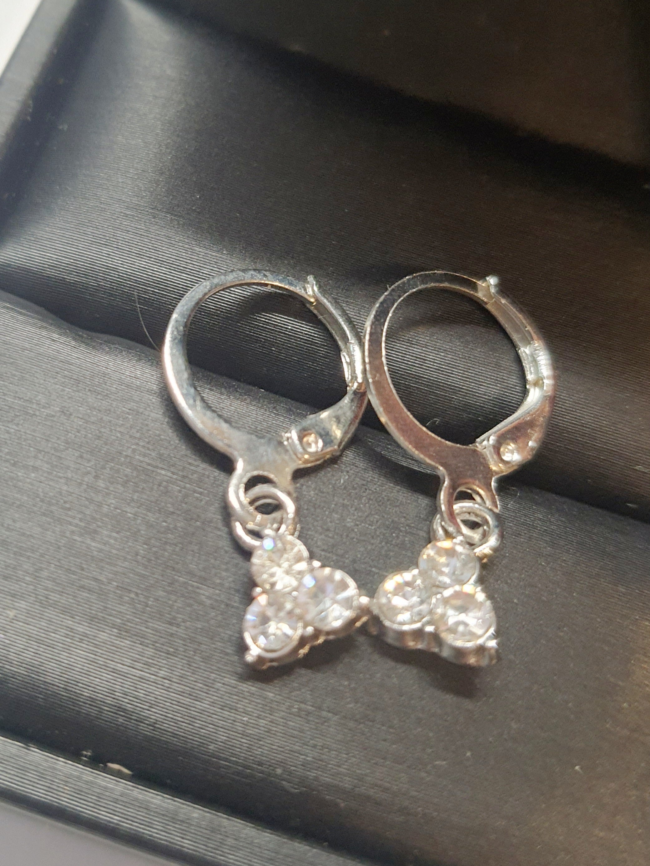 Srebrne kolczyki delikatne kółka z zawieszką w kształcie trójkąta z cyrkoniami, długość 2,5 cm, stal chirurgiczna, stal nierdzewna, wodoodporne, hipoalergiczne, jakość premium, RougeBizu.