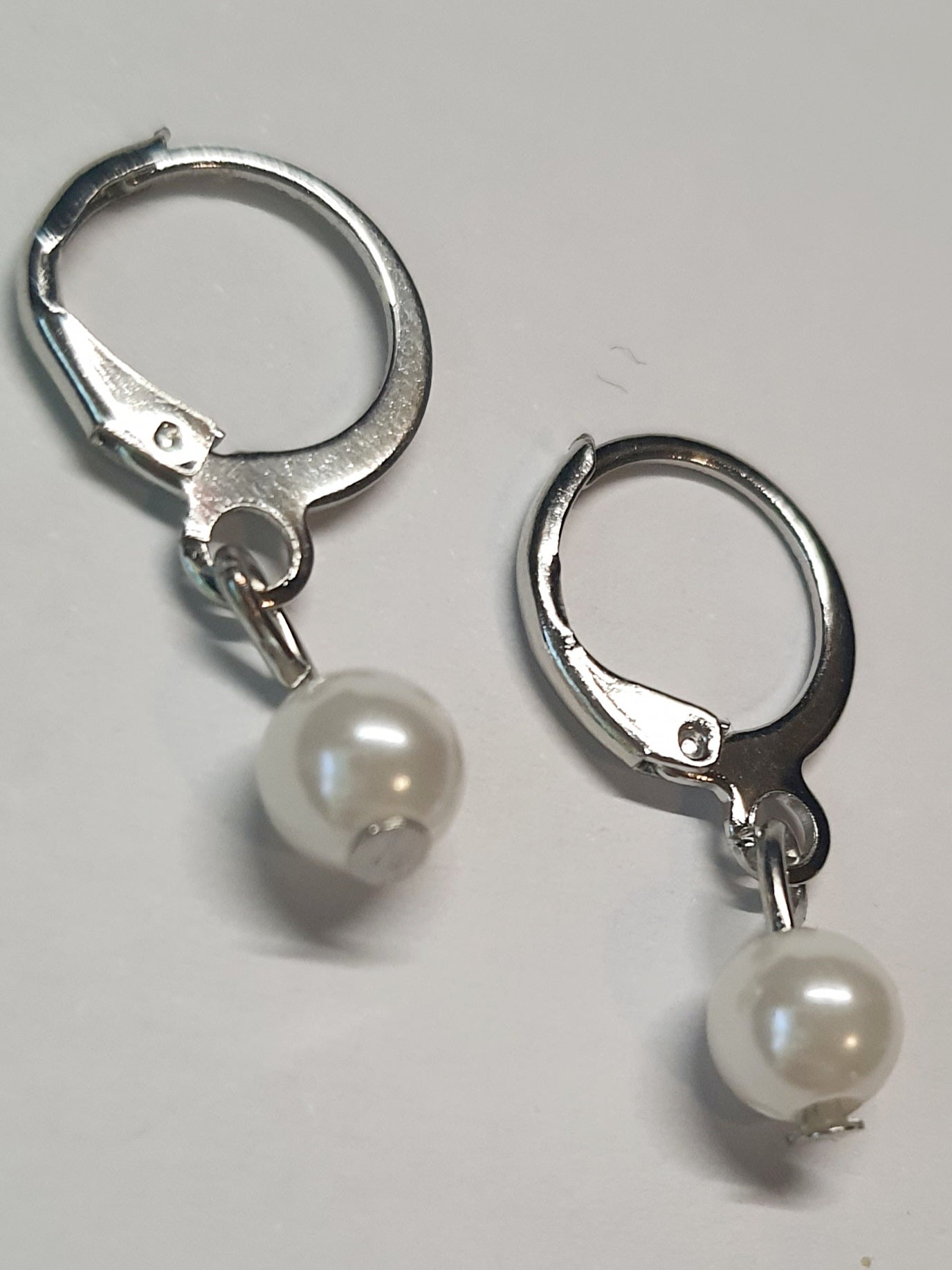 Srebrne kolczyki delikatne kółka z zawieszoną perełką, długość 1,3 cm, stal chirurgiczna, stal nierdzewna, wodoodporne, hipoalergiczne, jakość premium, RougeBizu.