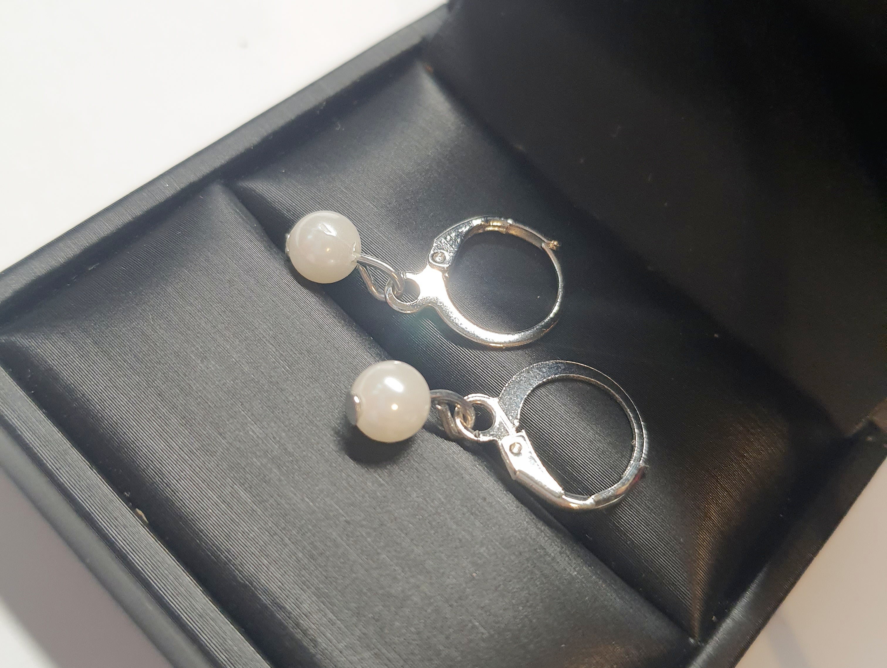 Srebrne kolczyki delikatne kółka z zawieszoną perełką, długość 1,3 cm, stal chirurgiczna, stal nierdzewna, wodoodporne, hipoalergiczne, jakość premium, RougeBizu.