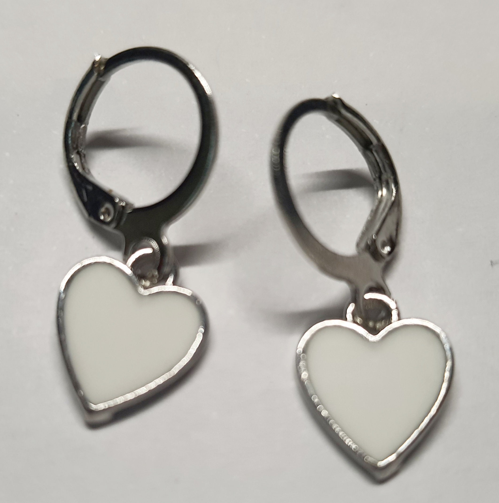 Srebrne kolczyki delikatne kółka z zawieszką w kształcie serca z białą emalią, długość 2,5 cm, stal chirurgiczna, stal nierdzewna, wodoodporne, hipoalergiczne, jakość premium, RougeBizu.