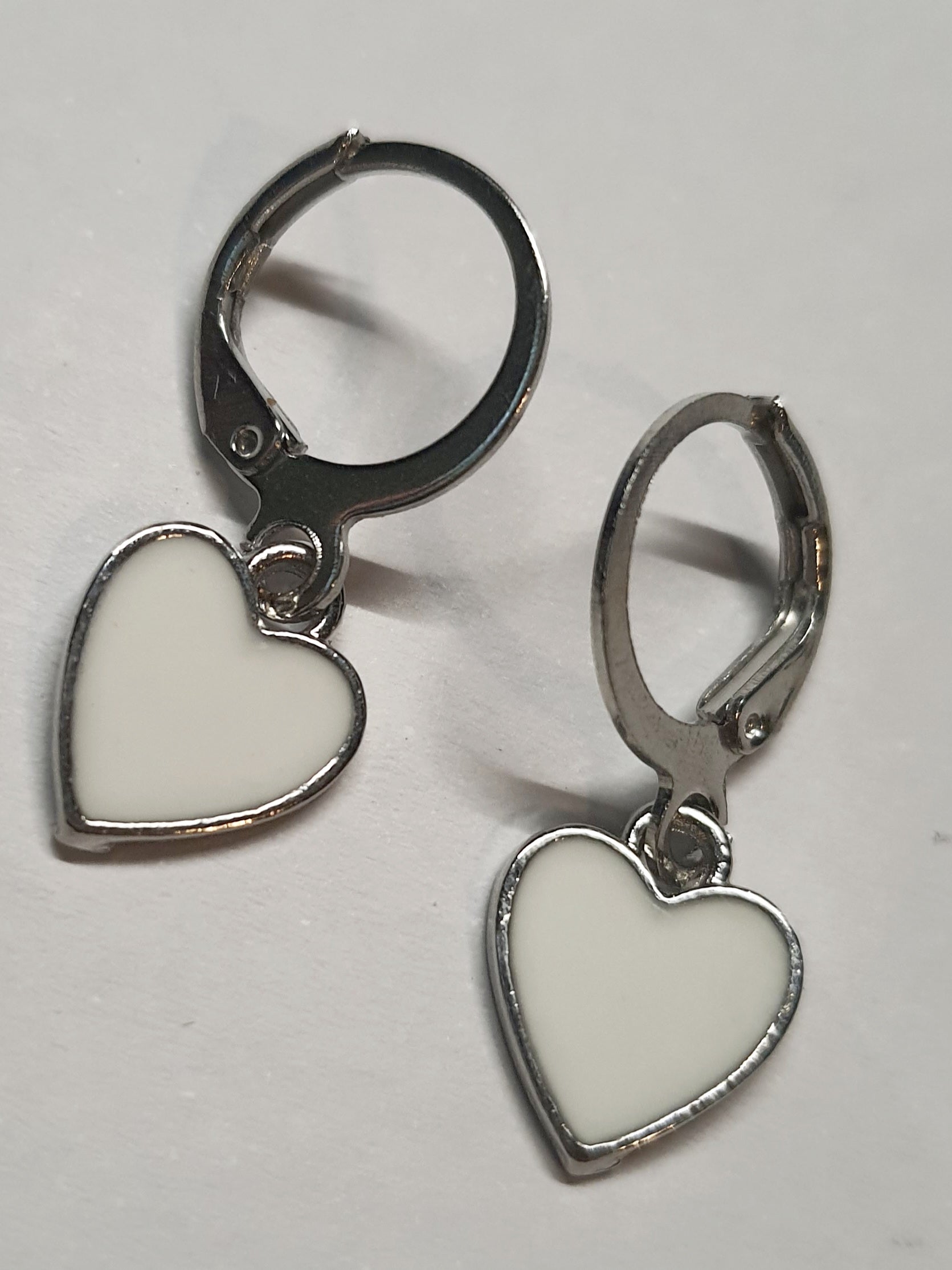 Srebrne kolczyki delikatne kółka z zawieszką w kształcie serca z białą emalią, długość 2,5 cm, stal chirurgiczna, stal nierdzewna, wodoodporne, hipoalergiczne, jakość premium, RougeBizu.