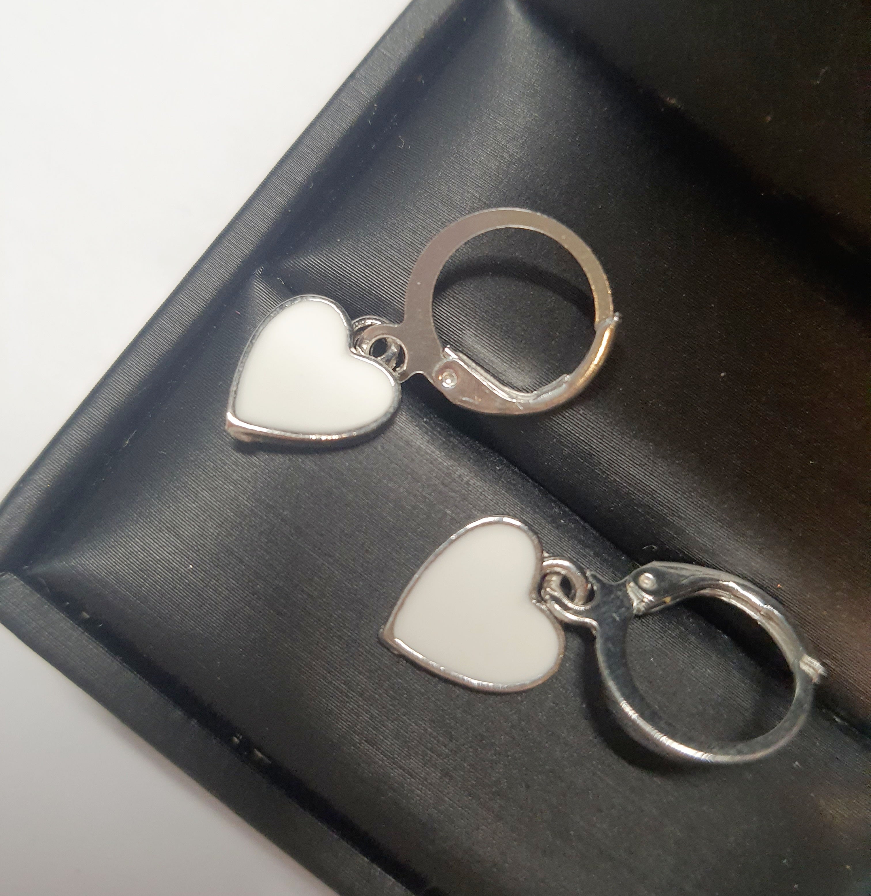 Srebrne kolczyki delikatne kółka z zawieszką w kształcie serca z białą emalią, długość 2,5 cm, stal chirurgiczna, stal nierdzewna, wodoodporne, hipoalergiczne, jakość premium, RougeBizu.