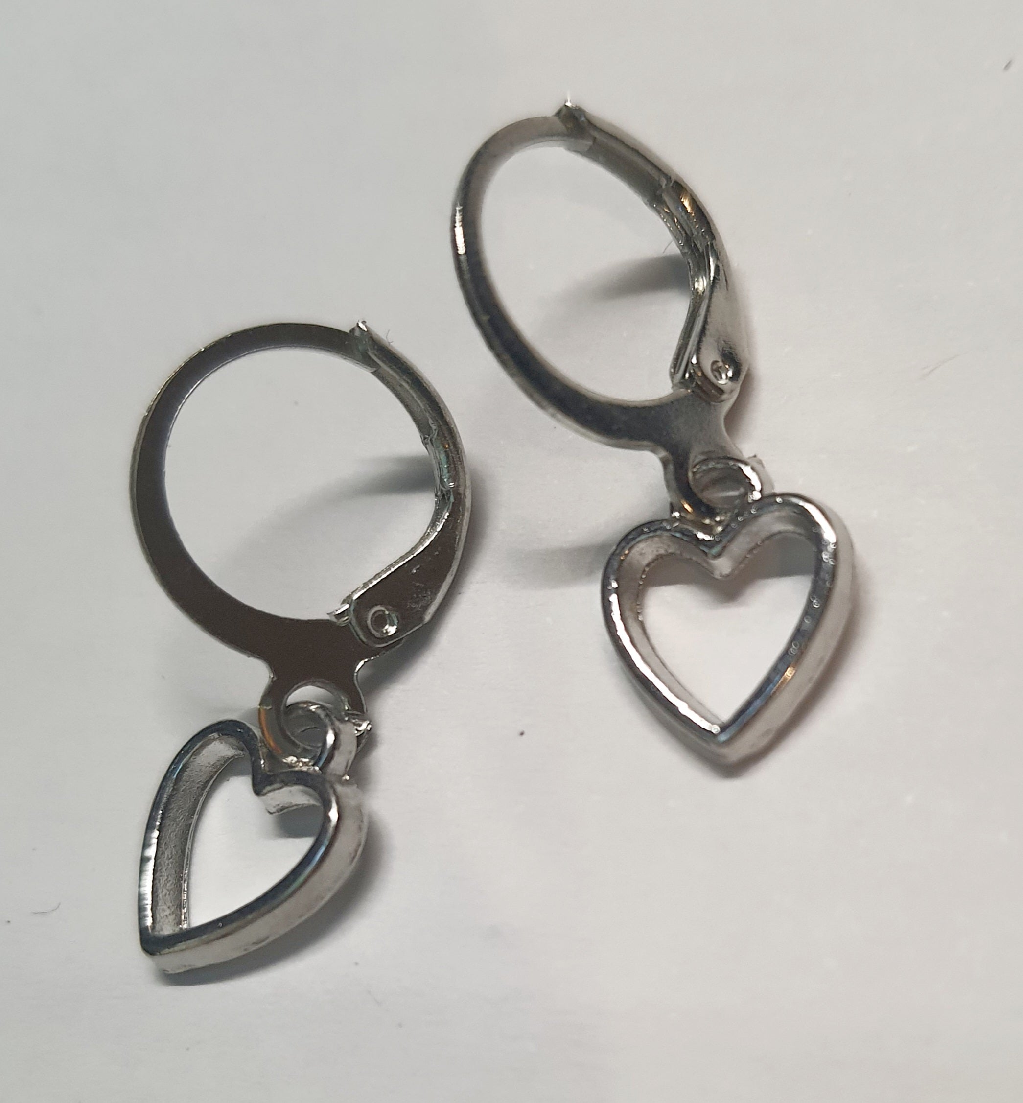 Srebrne kolczyki delikatne kółka z zawieszką w kształcie serca, długość 2 cm, stal chirurgiczna, stal nierdzewna, wodoodporne, hipoalergiczne, jakość premium, RougeBizu.