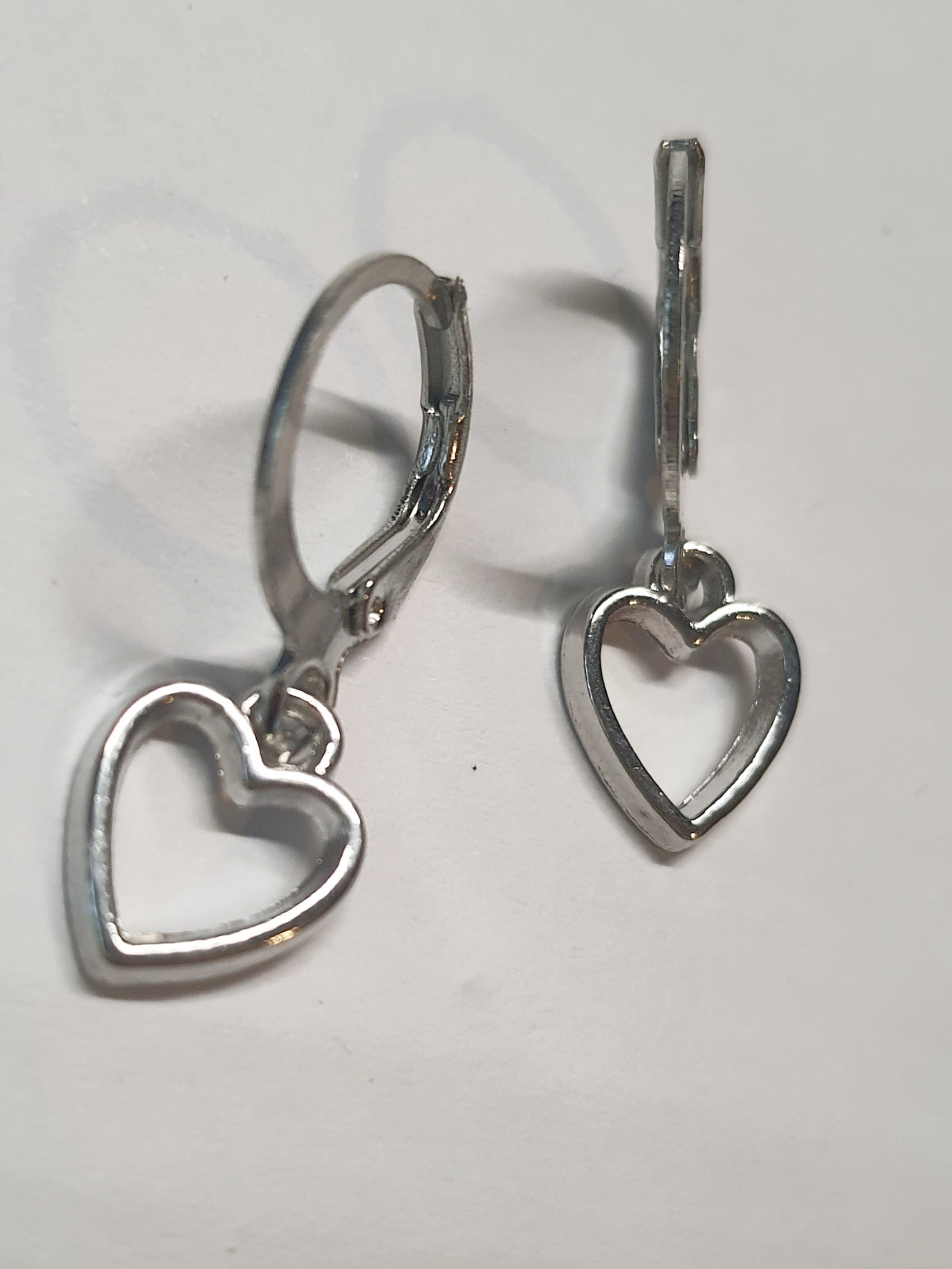 Srebrne kolczyki delikatne kółka z zawieszką w kształcie serca, długość 2 cm, stal chirurgiczna, stal nierdzewna, wodoodporne, hipoalergiczne, jakość premium, RougeBizu.