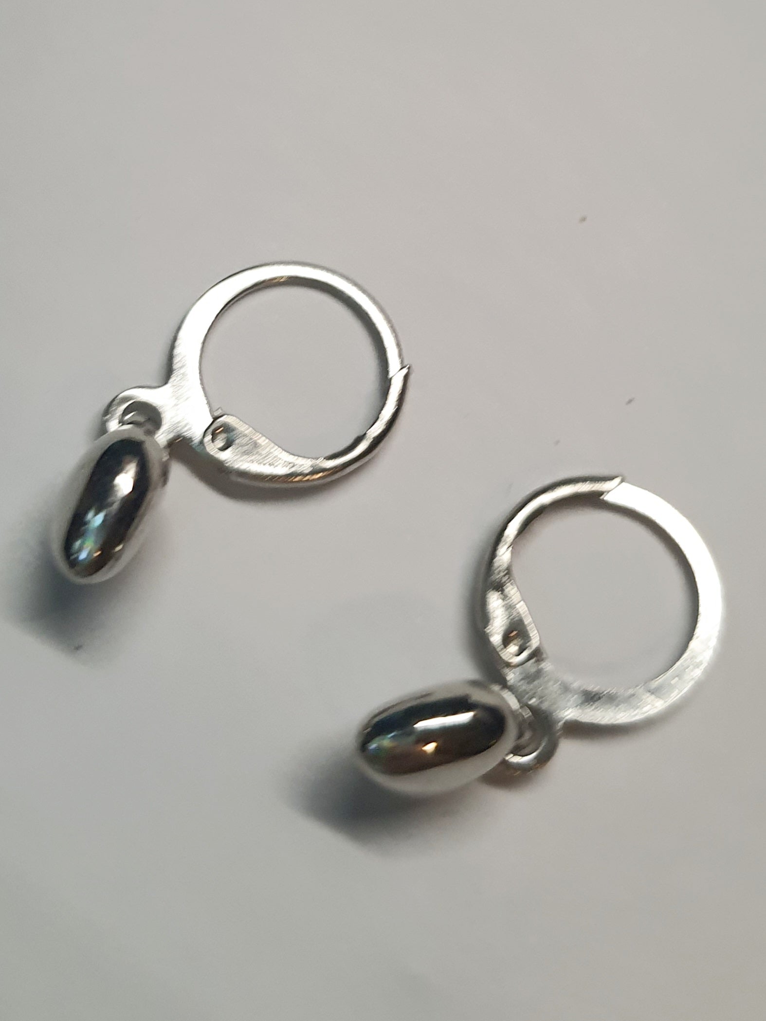 Srebrne kolczyki kółka z zawieszką w kształcie serduszka, długość 2 cm, stal chirurgiczna, stal nierdzewna, wodoodporne, hipoalergiczne, jakość premium, RougeBizu.