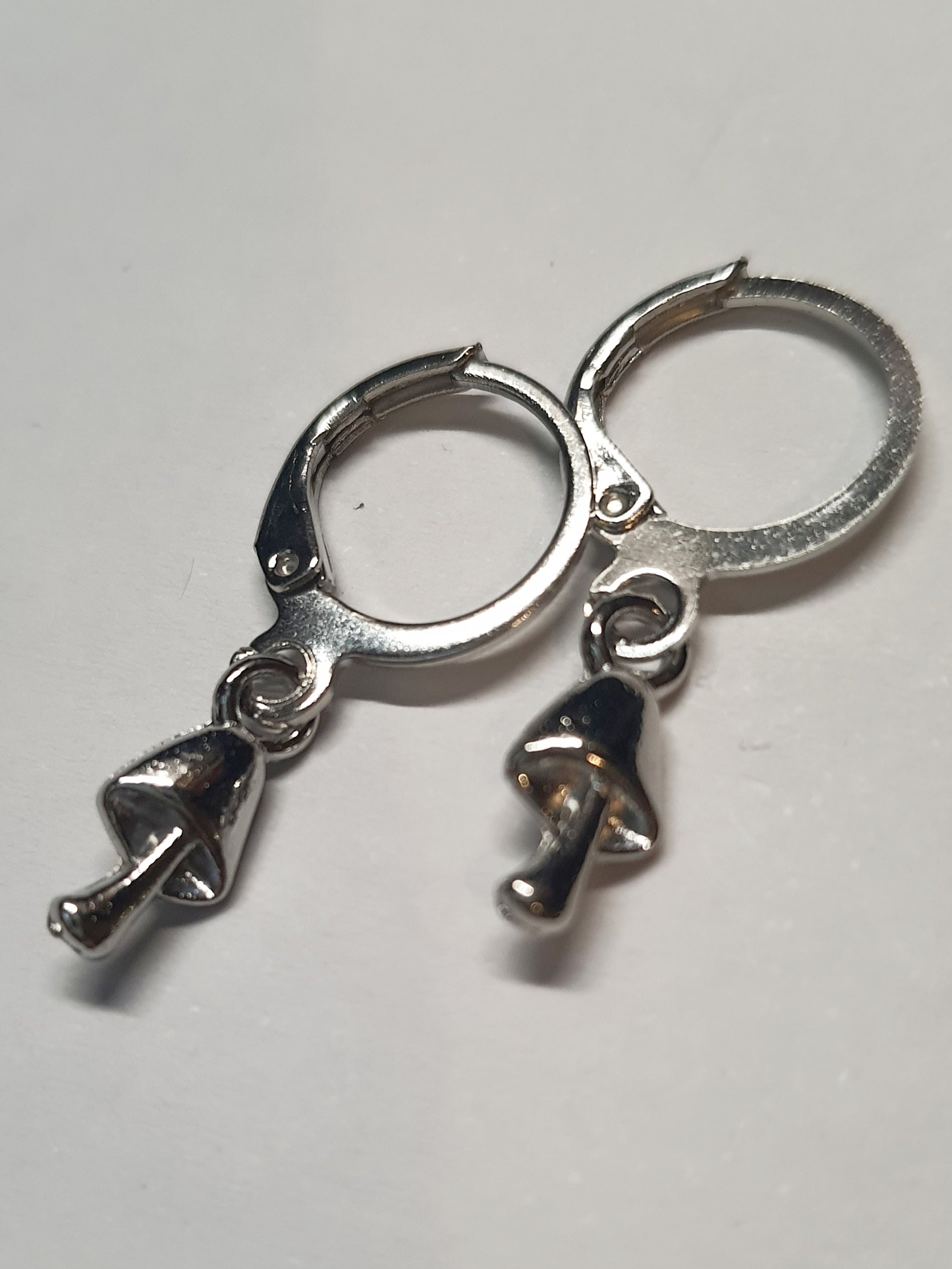 Srebrne kolczyki delikatne kółka z zawieszką w kształcie grzybka, długość 2,5 cm, stal chirurgiczna, stal nierdzewna, wodoodporne, hipoalergiczne, jakość premium, RougeBizu.