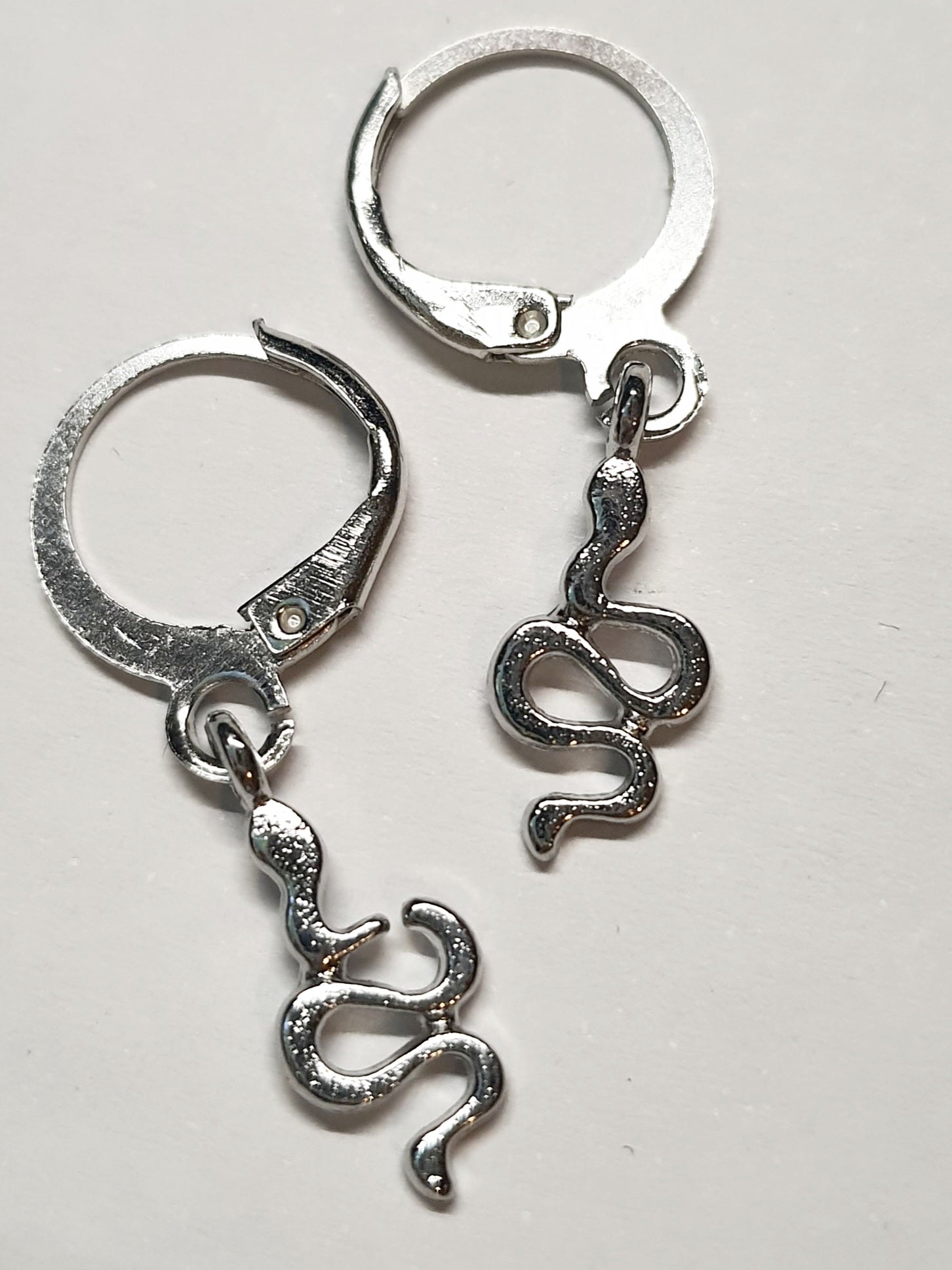 Srebrne kolczyki delikatne kółka z zawieszką w kształcie węża, długość 2,5 cm, stal chirurgiczna, stal nierdzewna, wodoodporne, hipoalergiczne, jakość premium, RougeBizu.