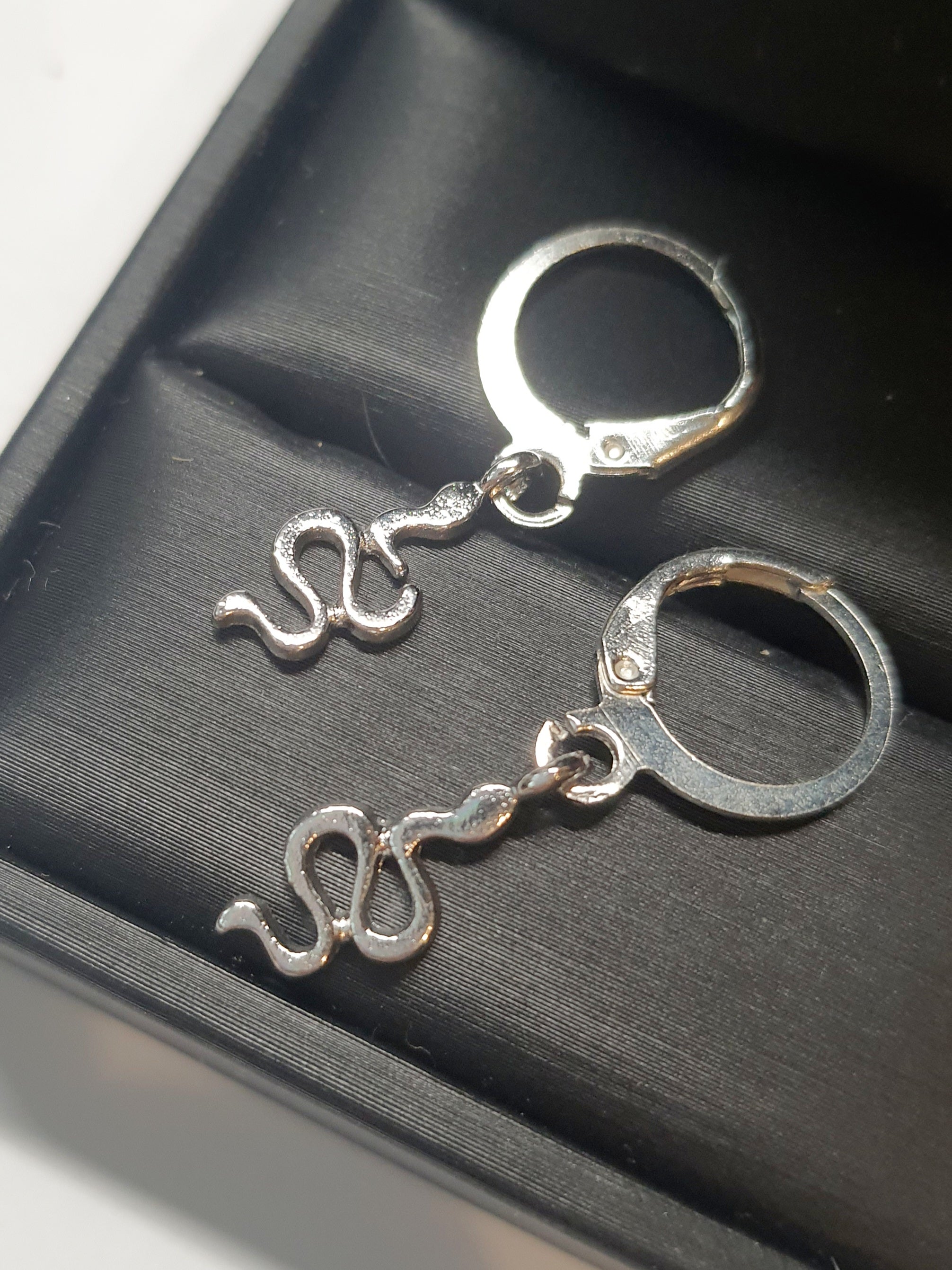 Srebrne kolczyki delikatne kółka z zawieszką w kształcie węża, długość 2,5 cm, stal chirurgiczna, stal nierdzewna, wodoodporne, hipoalergiczne, jakość premium, RougeBizu.