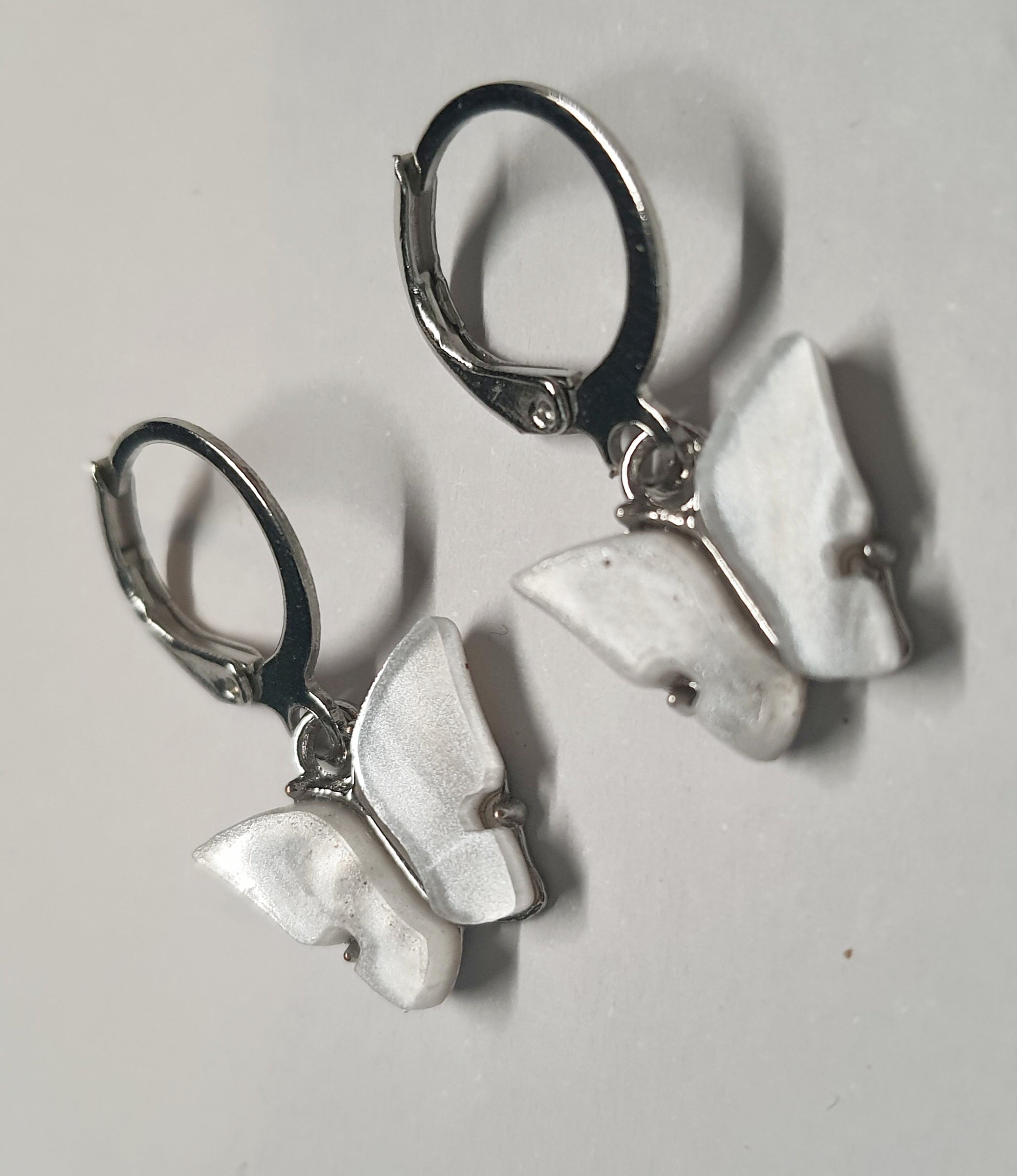 Srebrne kolczyki delikatne kółka z zawieszką w kształcie motylka, długość 2 cm, stal chirurgiczna, stal nierdzewna, wodoodporne, hipoalergiczne, jakość premium, RougeBizu.