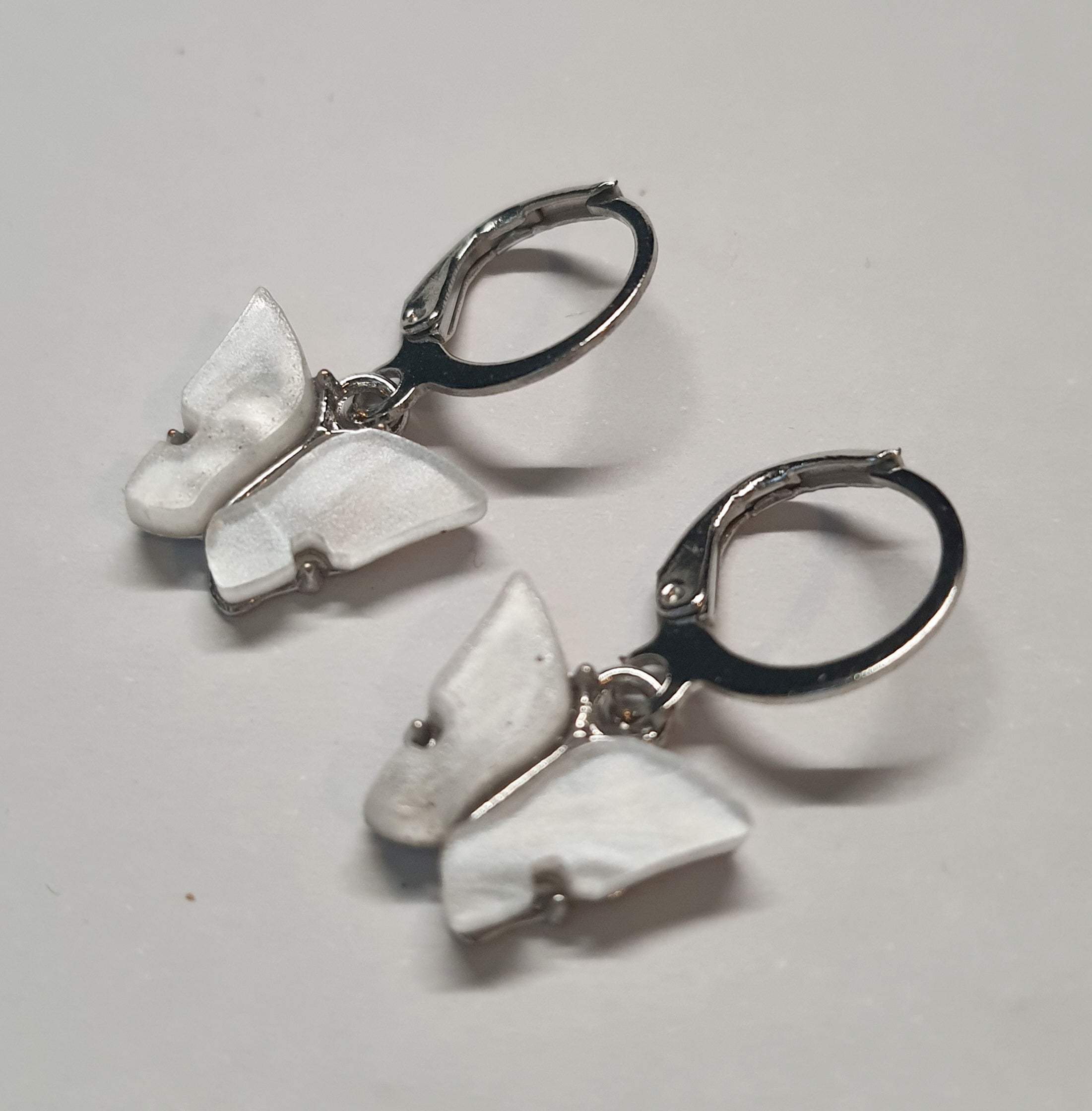 Srebrne kolczyki delikatne kółka z zawieszką w kształcie motylka, długość 2 cm, stal chirurgiczna, stal nierdzewna, wodoodporne, hipoalergiczne, jakość premium, RougeBizu.