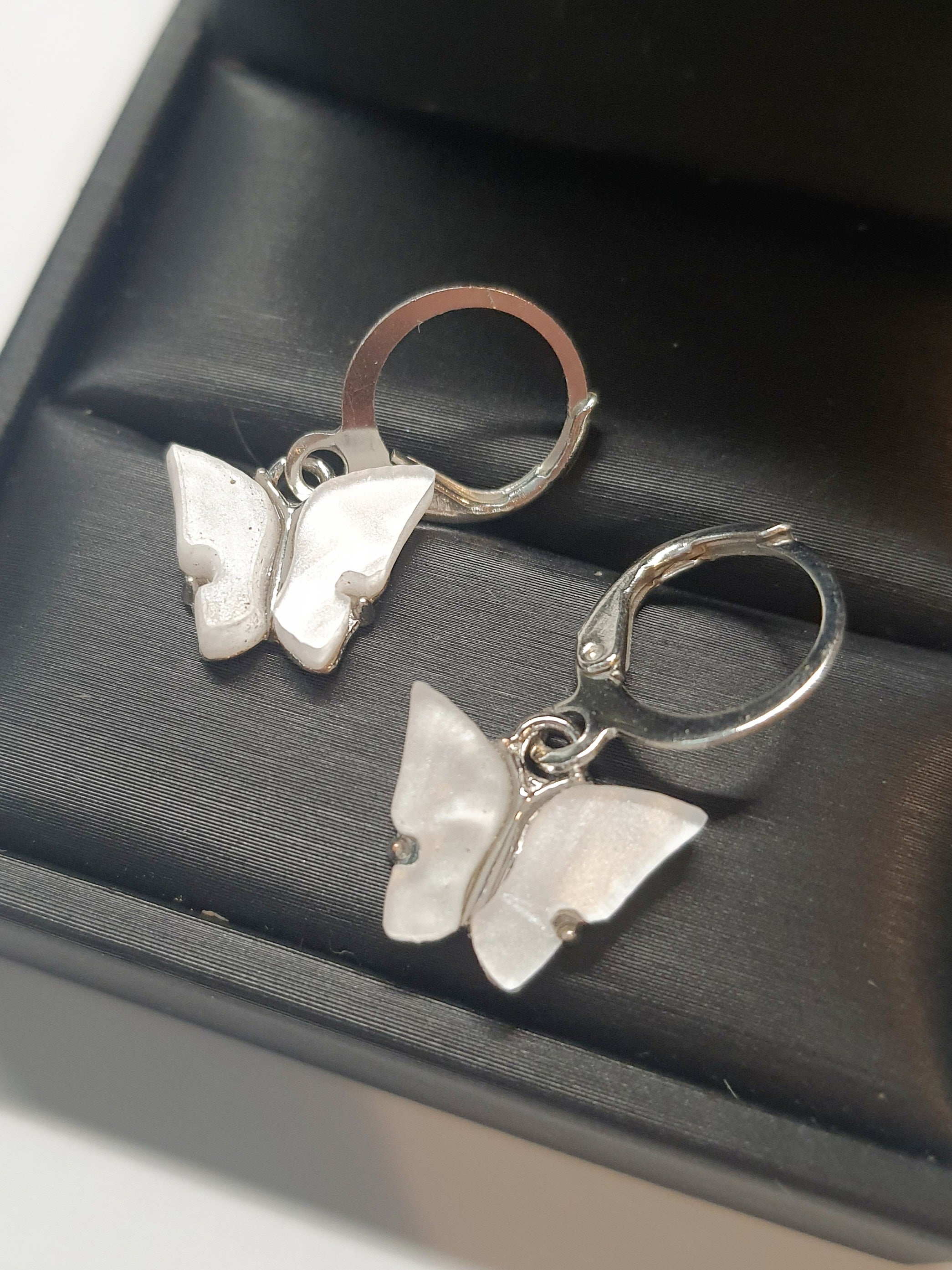 Srebrne kolczyki delikatne kółka z zawieszką w kształcie motylka, długość 2 cm, stal chirurgiczna, stal nierdzewna, wodoodporne, hipoalergiczne, jakość premium, RougeBizu.