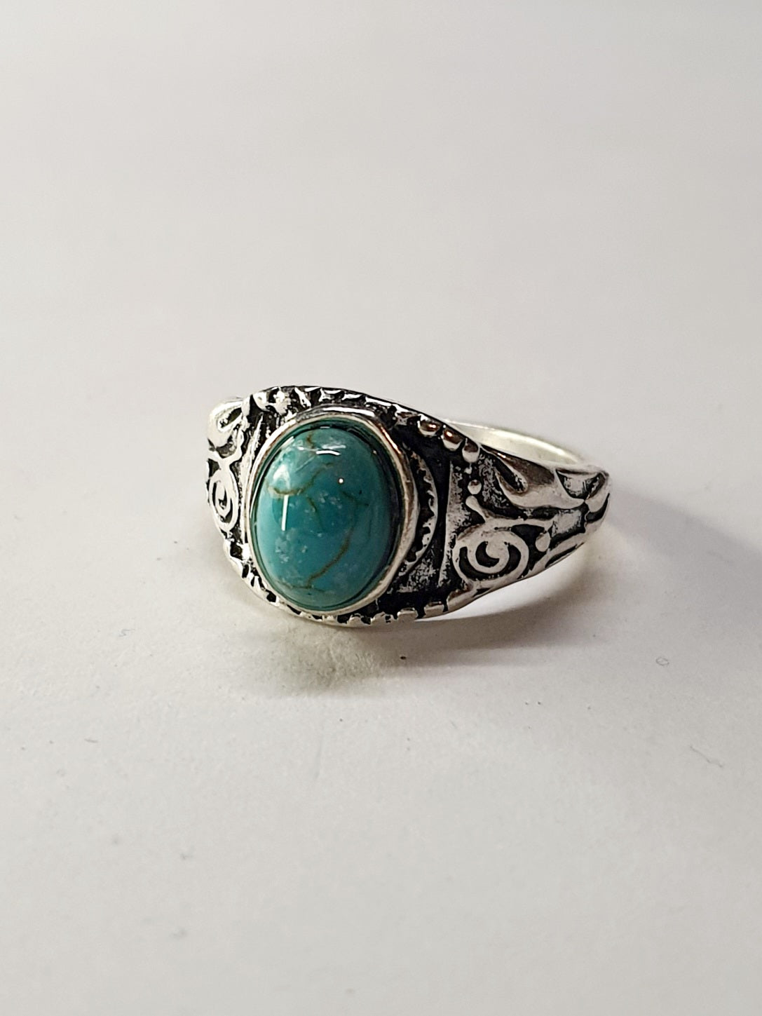 Pierścionek ze srebrnej stali nierdzewnej z turkusowym owalnym kamieniem w stylu boho vintage, misternie zdobiony, rozmiar 16 mm, stal chirurgiczna, stal nierdzewna, wodoodporne, hipoalergiczne, jakość premium, Rouge Bizu.