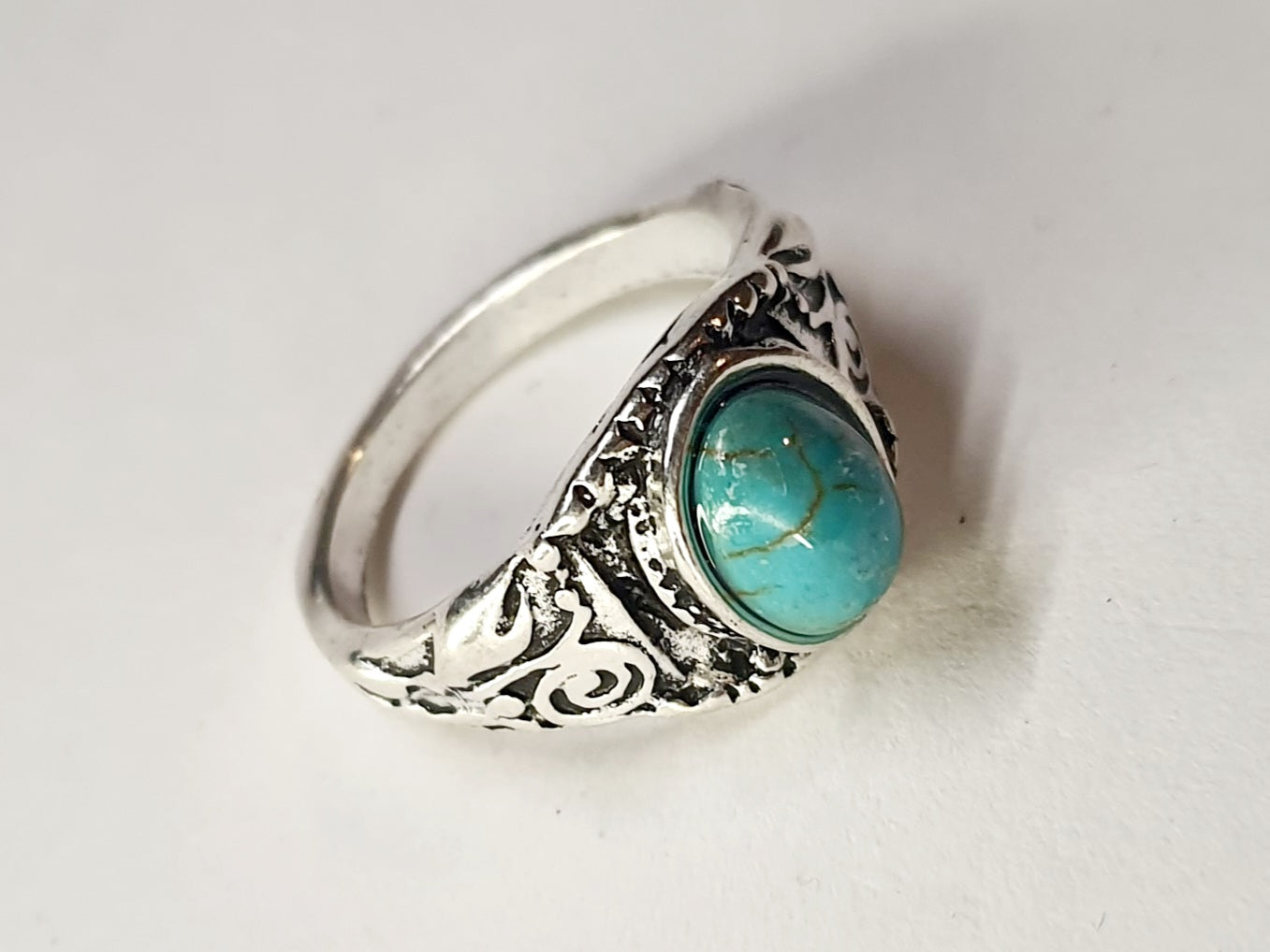 Pierścionek ze srebrnej stali nierdzewnej z turkusowym owalnym kamieniem w stylu boho vintage, misternie zdobiony, rozmiar 16 mm, stal chirurgiczna, stal nierdzewna, wodoodporne, hipoalergiczne, jakość premium, Rouge Bizu.