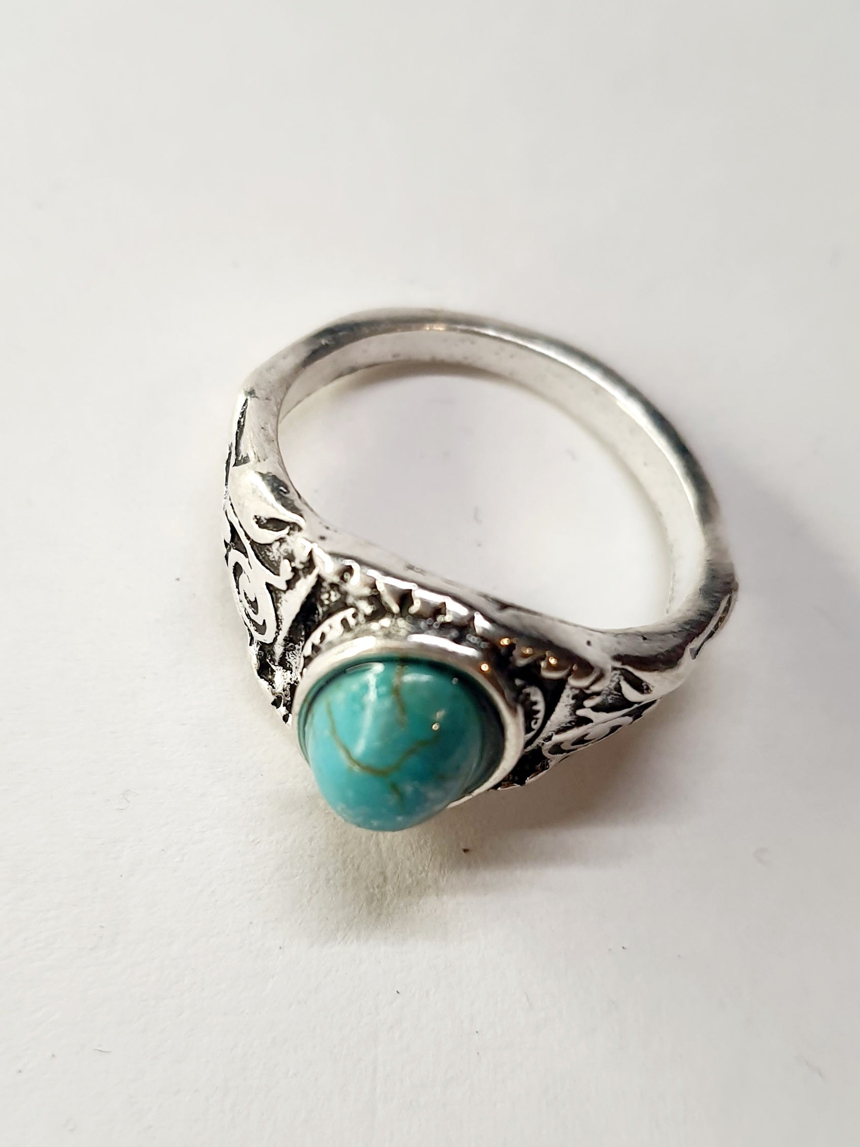 Pierścionek ze srebrnej stali nierdzewnej z turkusowym owalnym kamieniem w stylu boho vintage, misternie zdobiony, rozmiar 16 mm, stal chirurgiczna, stal nierdzewna, wodoodporne, hipoalergiczne, jakość premium, Rouge Bizu.