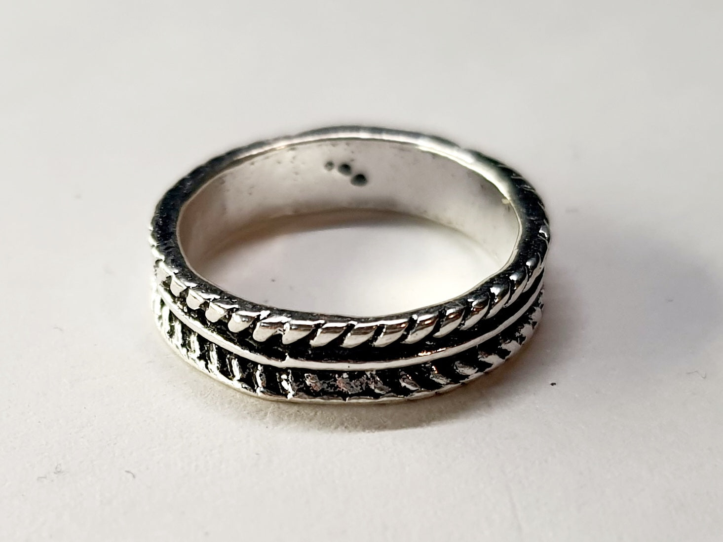 Pierścionek srebrny z plecionym wzorem, stal nierdzewna, stal chirurgiczna, minimalistyczny, unisex, rozmiar 15 mm, wodoodporne, hipoalergiczne, jakość premium, Rouge Bizu.