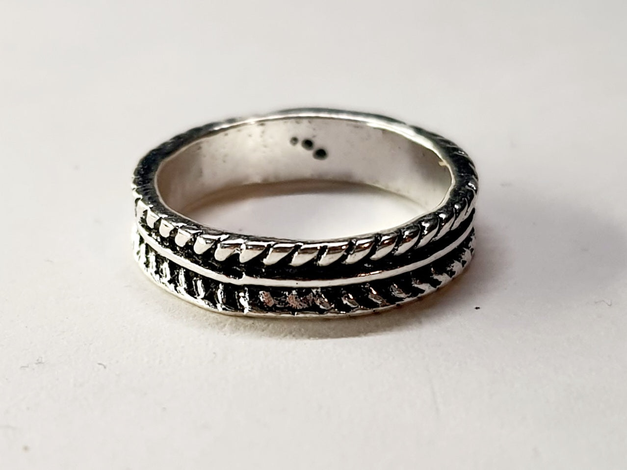 Pierścionek srebrny z plecionym wzorem, stal nierdzewna, stal chirurgiczna, minimalistyczny, unisex, rozmiar 15 mm, wodoodporne, hipoalergiczne, jakość premium, Rouge Bizu.