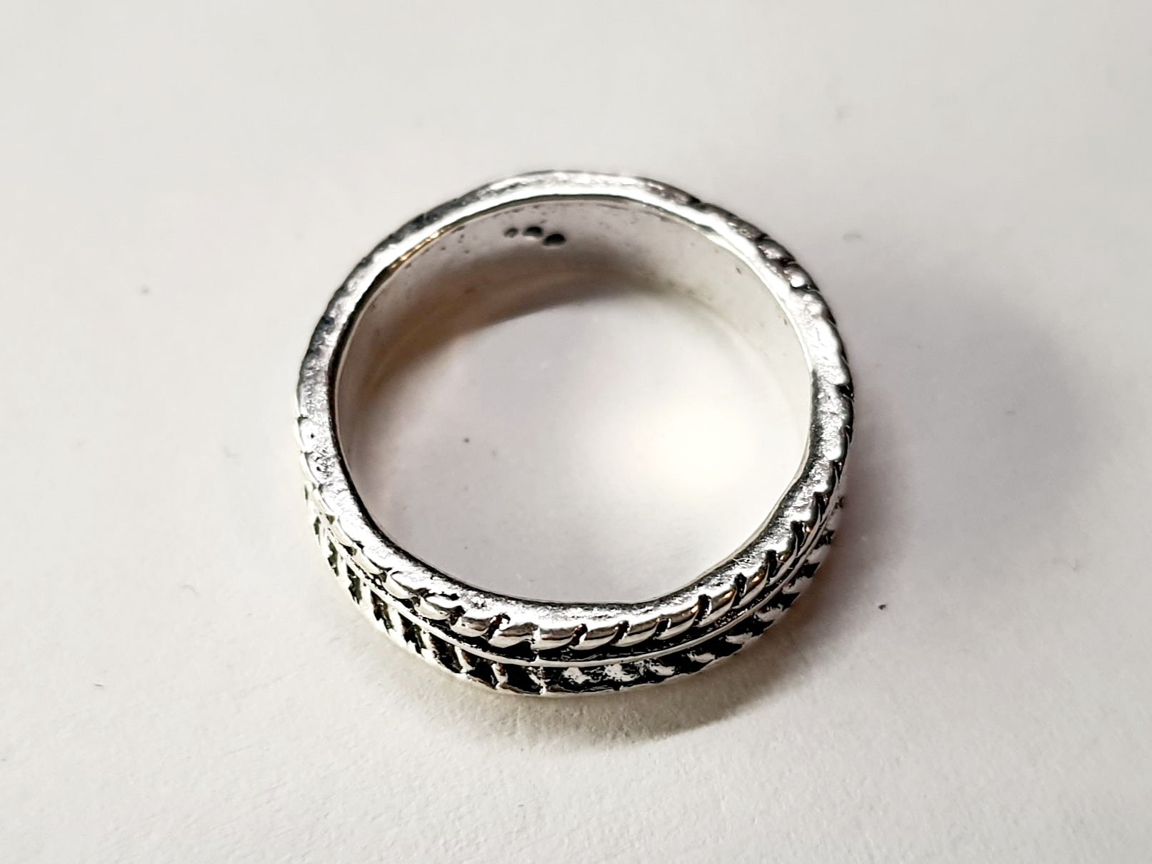 Pierścionek srebrny z plecionym wzorem, stal nierdzewna, stal chirurgiczna, minimalistyczny, unisex, rozmiar 15 mm, wodoodporne, hipoalergiczne, jakość premium, Rouge Bizu.