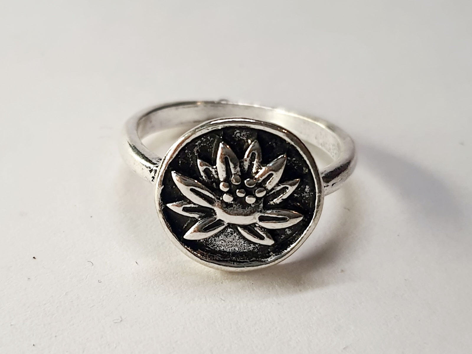 Pierścionek srebrny z motywem kwiatu lotosu, stal nierdzewna, stal chirurgiczna, rozmiar 17 mm, styl boho i minimalistyczny, wodoodporne, hipoalergiczne, jakość premium, Rouge Bizu.
