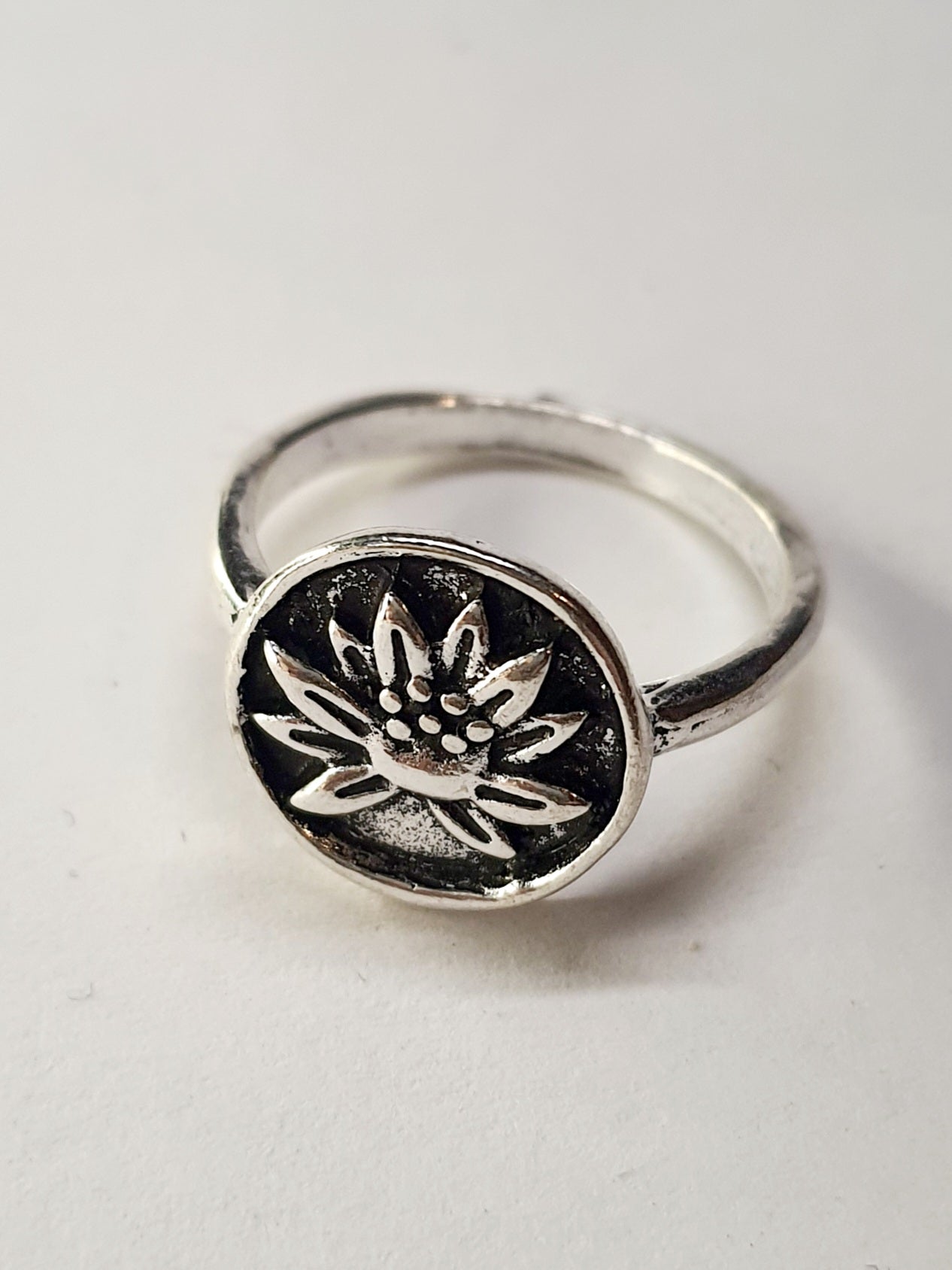 Pierścionek srebrny z motywem kwiatu lotosu, stal nierdzewna, stal chirurgiczna, rozmiar 17 mm, styl boho i minimalistyczny, wodoodporne, hipoalergiczne, jakość premium, Rouge Bizu.