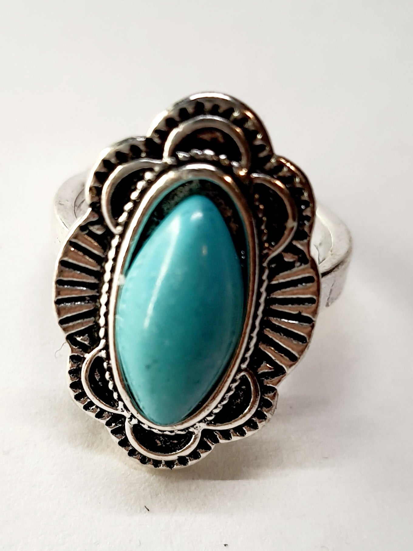 Pierścionek srebrny z owalnym turkusowym kamieniem w ozdobnej oprawie, styl boho vintage, stal nierdzewna, stal chirurgiczna, rozmiar 15 mm, wodoodporne, hipoalergiczne, jakość premium, Rouge Bizu.