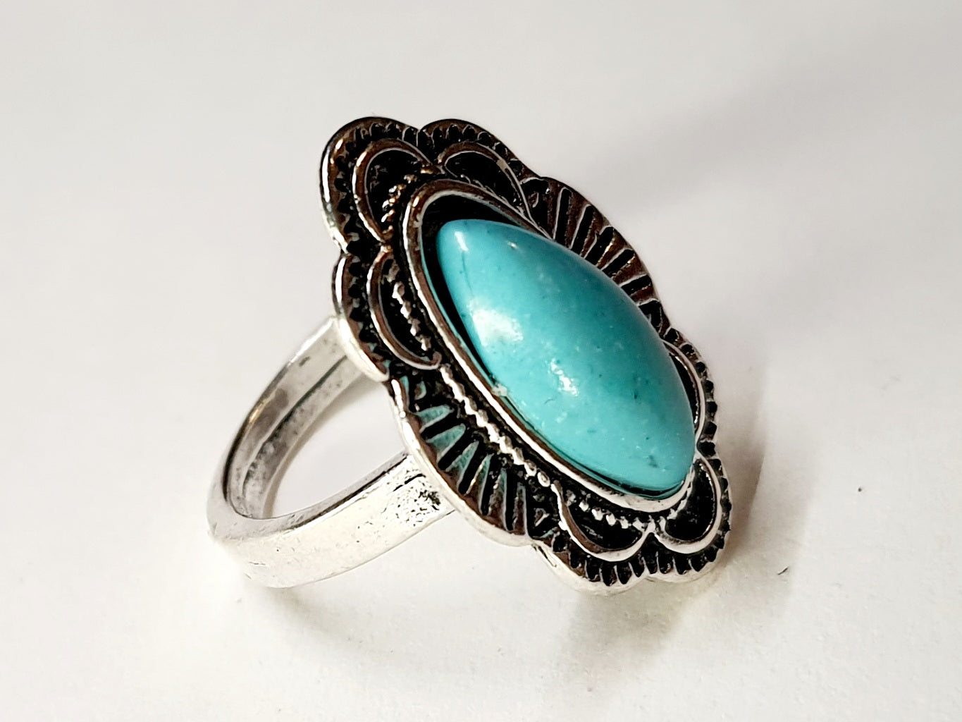 Pierścionek srebrny z owalnym turkusowym kamieniem w ozdobnej oprawie, styl boho vintage, stal nierdzewna, stal chirurgiczna, rozmiar 15 mm, wodoodporne, hipoalergiczne, jakość premium, Rouge Bizu.