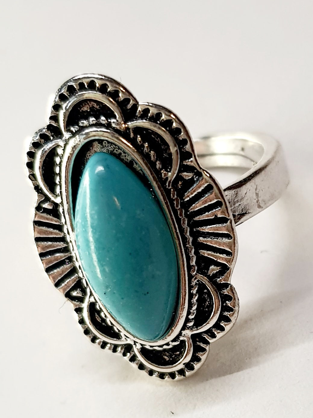 Pierścionek srebrny z owalnym turkusowym kamieniem w ozdobnej oprawie, styl boho vintage, stal nierdzewna, stal chirurgiczna, rozmiar 15 mm, wodoodporne, hipoalergiczne, jakość premium, Rouge Bizu.