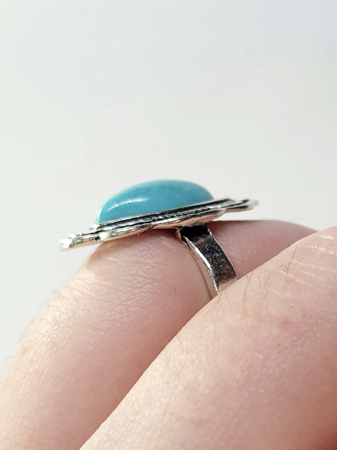 Pierścionek srebrny z owalnym turkusowym kamieniem w ozdobnej oprawie, styl boho vintage, stal nierdzewna, stal chirurgiczna, rozmiar 15 mm, wodoodporne, hipoalergiczne, jakość premium, Rouge Bizu.