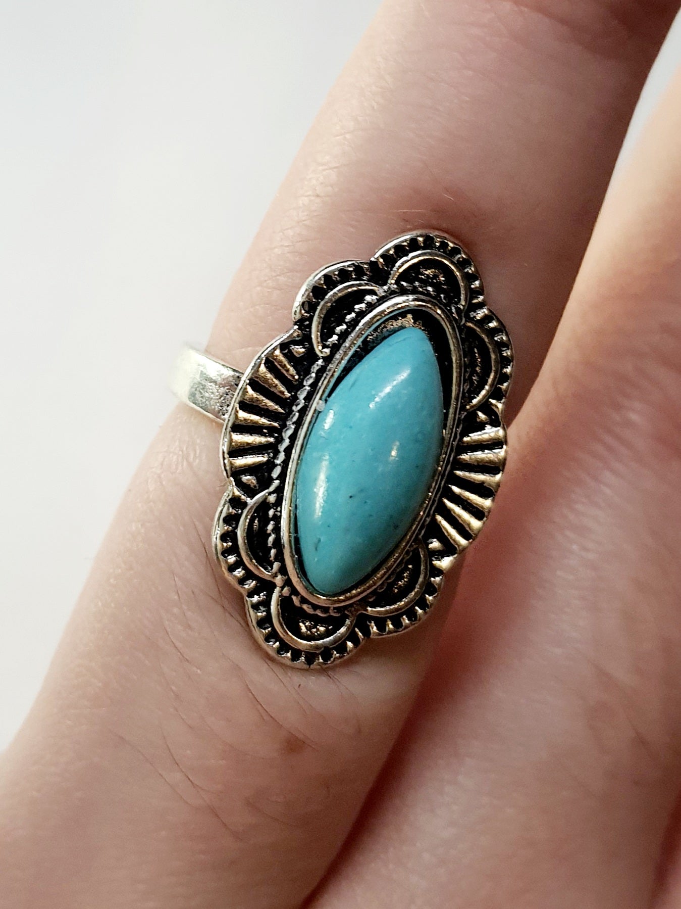 Pierścionek srebrny z owalnym turkusowym kamieniem w ozdobnej oprawie, styl boho vintage, stal nierdzewna, stal chirurgiczna, rozmiar 15 mm, wodoodporne, hipoalergiczne, jakość premium, Rouge Bizu.