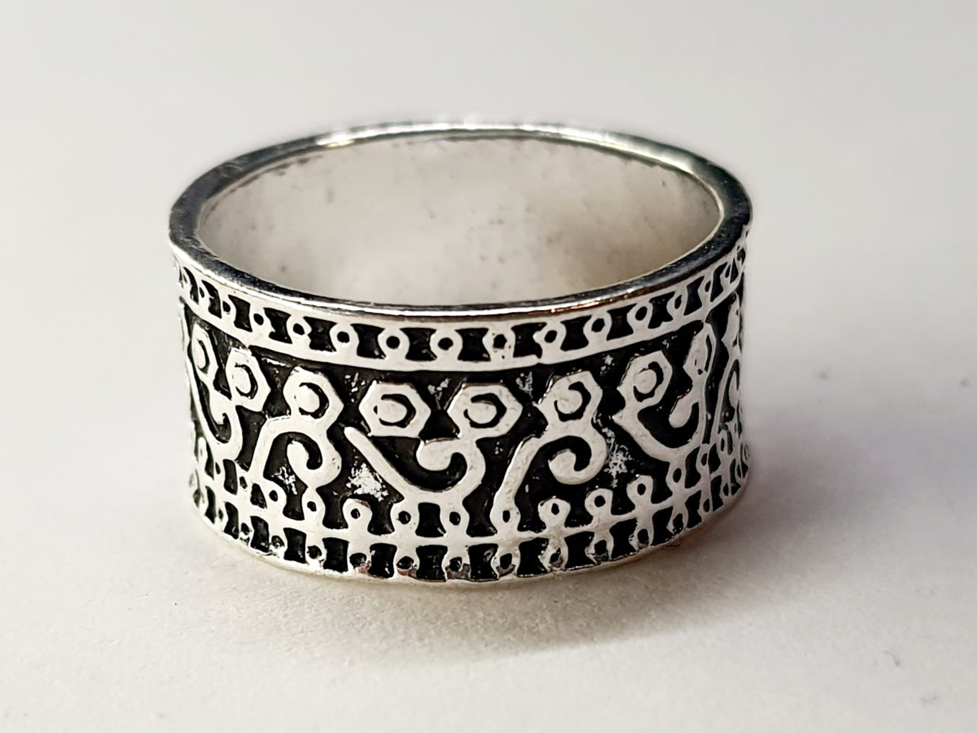 Pierścionek srebrny szeroki z orientalnym ornamentem, stal nierdzewna, stal chirurgiczna, unisex, styl etniczny vintage, rozmiar 17 mm, wodoodporne, hipoalergiczne, jakość premium, Rouge Bizu.