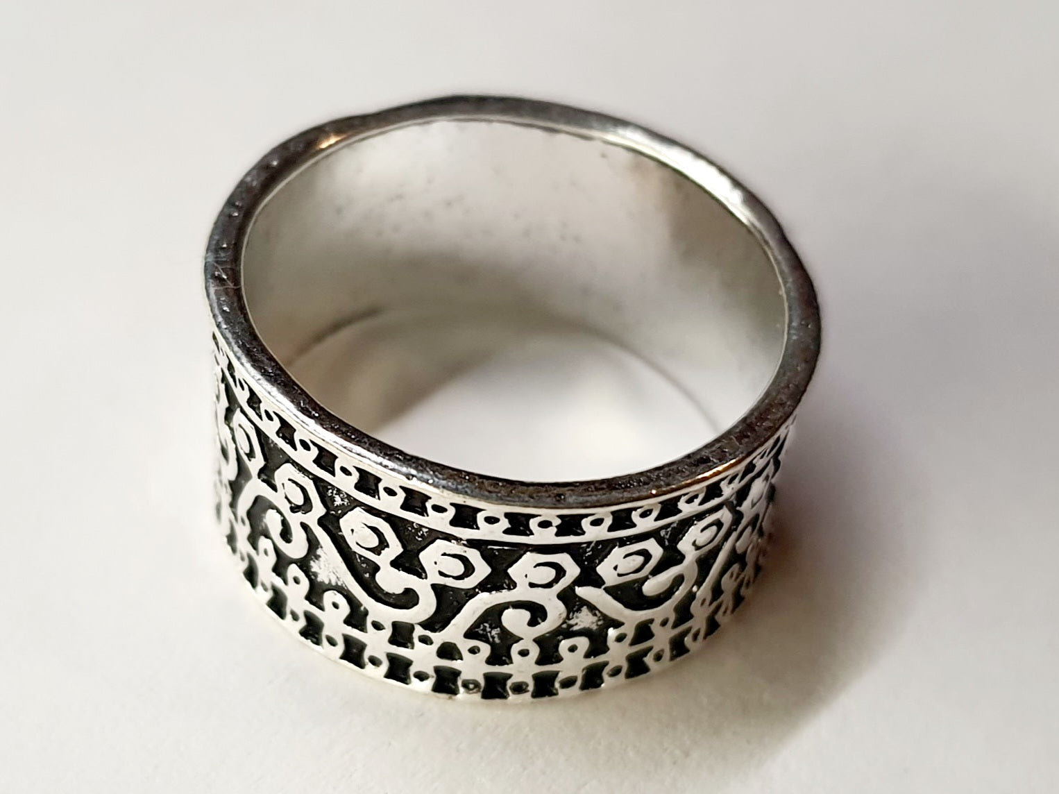 Pierścionek srebrny szeroki z orientalnym ornamentem, stal nierdzewna, stal chirurgiczna, unisex, styl etniczny vintage, rozmiar 17 mm, wodoodporne, hipoalergiczne, jakość premium, Rouge Bizu.