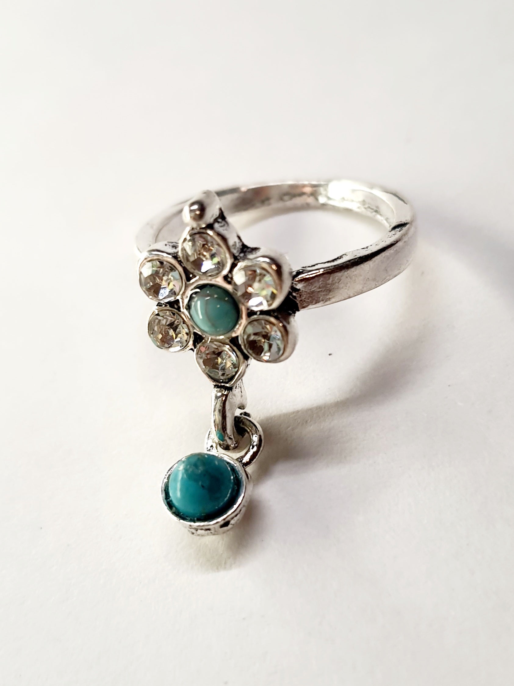 Pierścionek srebrny z motywem kwiatu i turkusową zawieszką, cyrkonie, stal nierdzewna, stal chirurgiczna, styl romantyczny boho vintage, rozmiar 16 mm, wodoodporne, hipoalergiczne, jakość premium, Rouge Bizu.