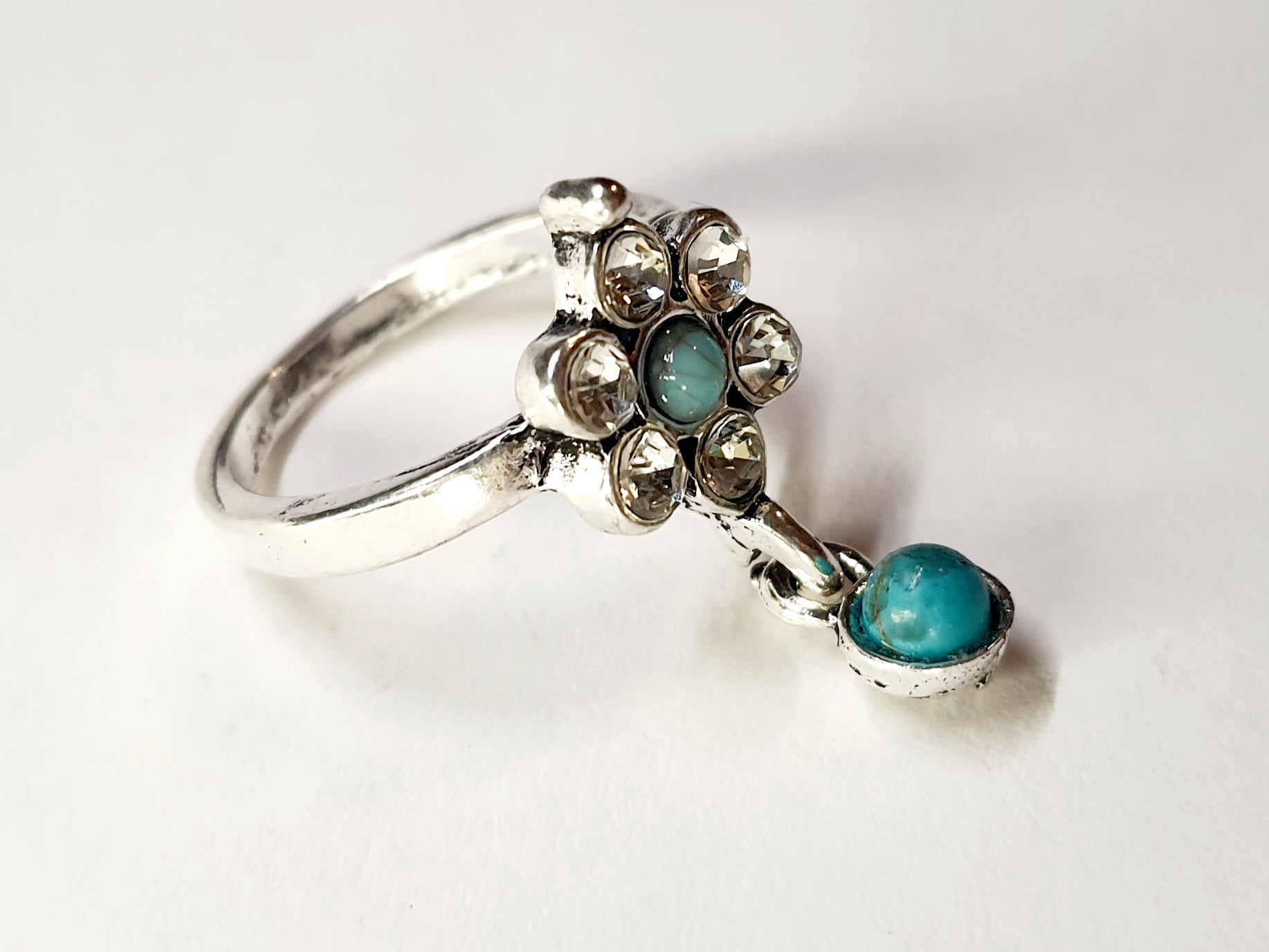 Pierścionek srebrny z motywem kwiatu i turkusową zawieszką, cyrkonie, stal nierdzewna, stal chirurgiczna, styl romantyczny boho vintage, rozmiar 16 mm, wodoodporne, hipoalergiczne, jakość premium, Rouge Bizu.