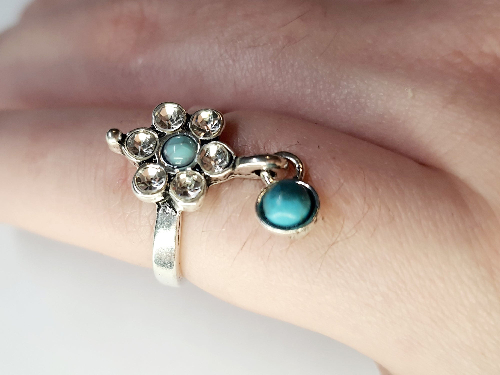 Pierścionek srebrny z motywem kwiatu i turkusową zawieszką, cyrkonie, stal nierdzewna, stal chirurgiczna, styl romantyczny boho vintage, rozmiar 16 mm, wodoodporne, hipoalergiczne, jakość premium, Rouge Bizu.