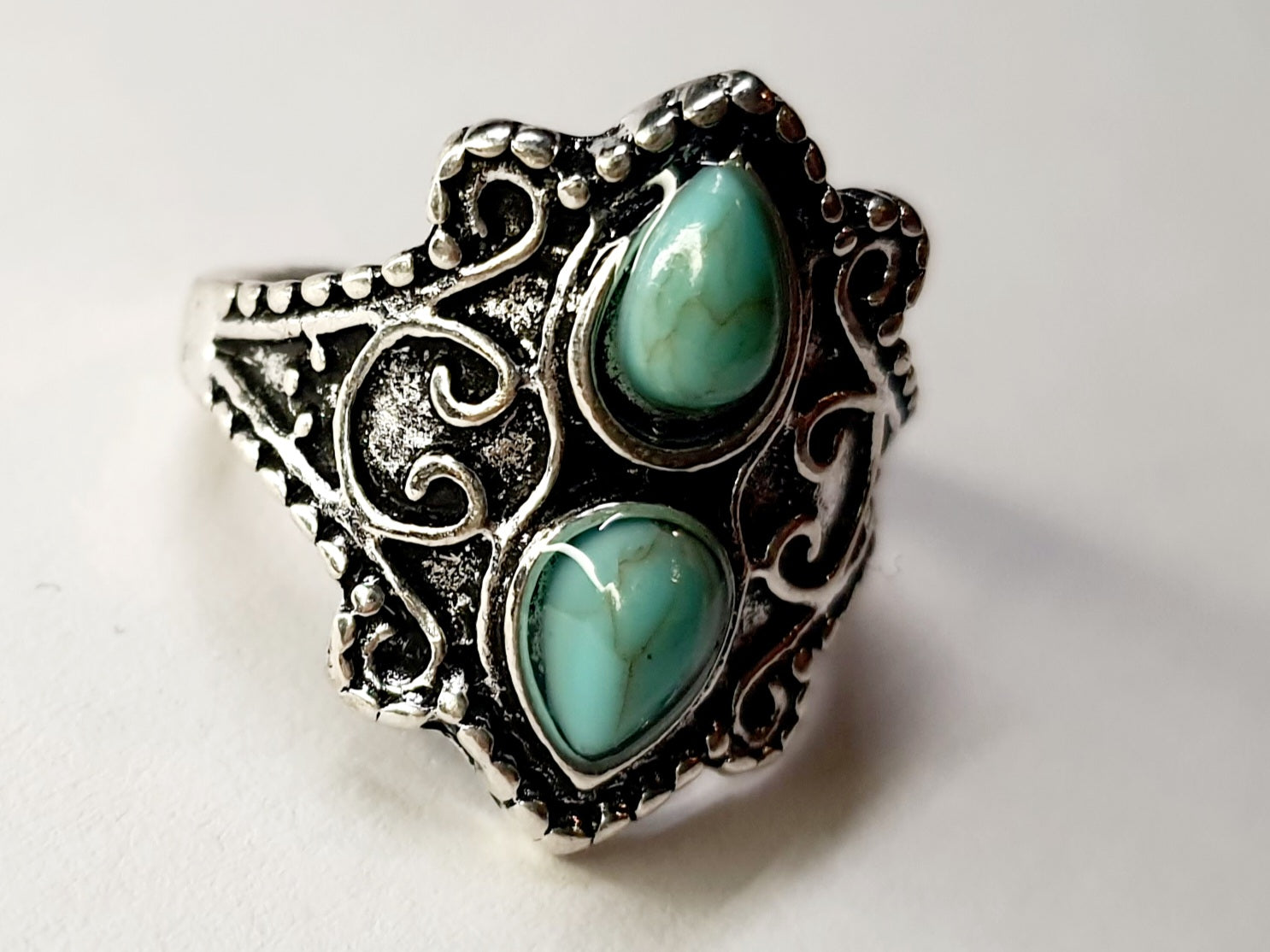 Pierścionek srebrny z dwoma turkusowymi kamieniami w kształcie kropli, stal nierdzewna, stal chirurgiczna, styl orientalny boho vintage, rozmiar 16 mm, wodoodporne, hipoalergiczne, jakość premium, Rouge Bizu.