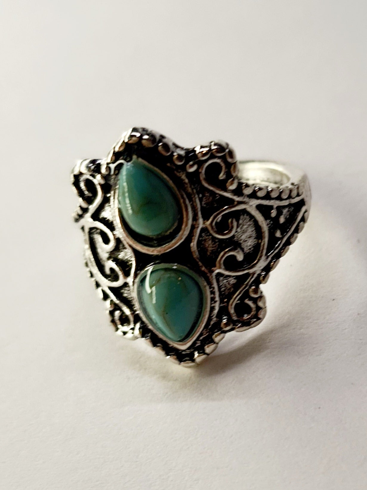 Pierścionek srebrny z dwoma turkusowymi kamieniami w kształcie kropli, stal nierdzewna, stal chirurgiczna, styl orientalny boho vintage, rozmiar 16 mm, wodoodporne, hipoalergiczne, jakość premium, Rouge Bizu.