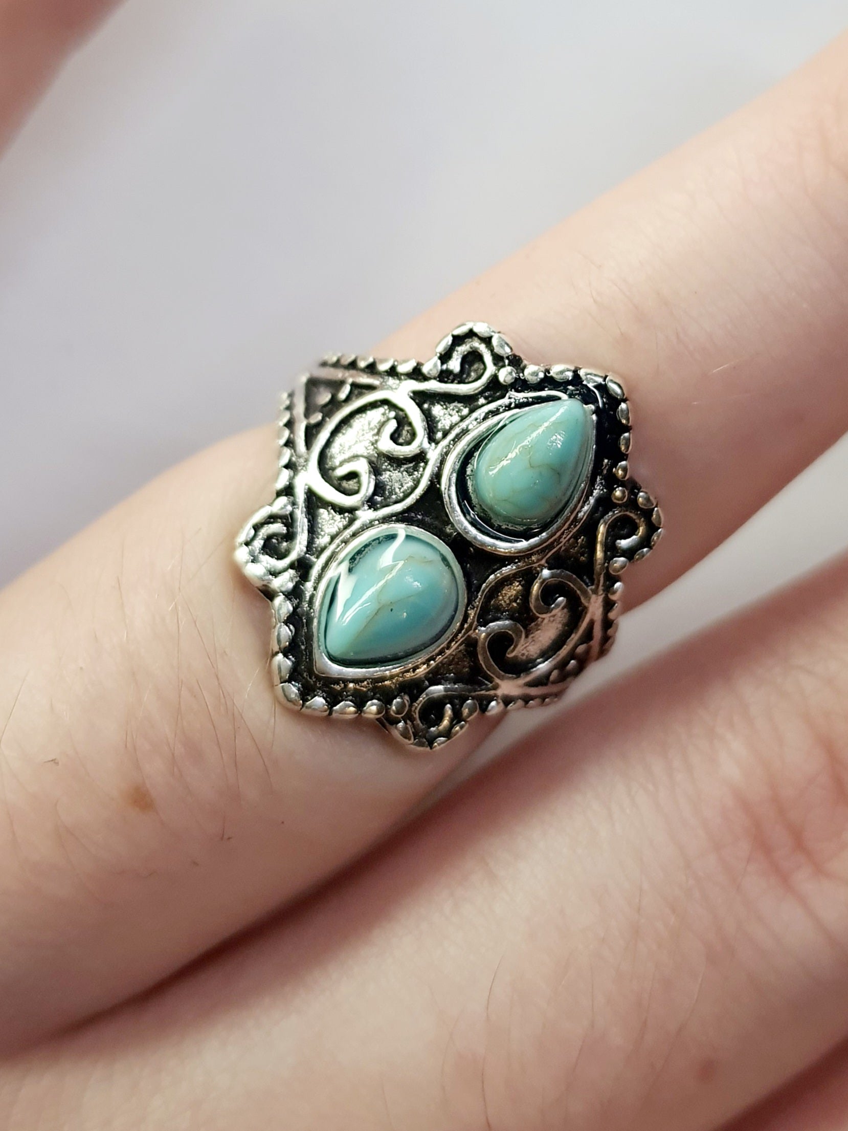 Pierścionek srebrny z dwoma turkusowymi kamieniami w kształcie kropli, stal nierdzewna, stal chirurgiczna, styl orientalny boho vintage, rozmiar 16 mm, wodoodporne, hipoalergiczne, jakość premium, Rouge Bizu.
