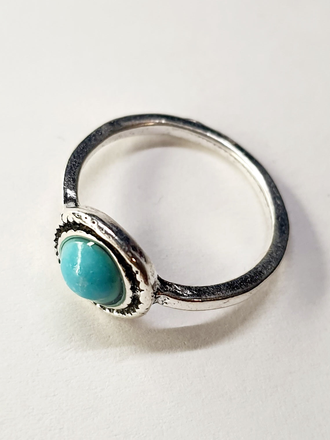 Pierścionek z turkusowym kamieniem w srebrnej oprawie. Rozmiar 15 mm. Styl klasyczny, elegancki. Stal nierdzewna, stal chirurgiczna, wodoodporne, hipoalergiczne, jakość premium. Rouge Bizu.