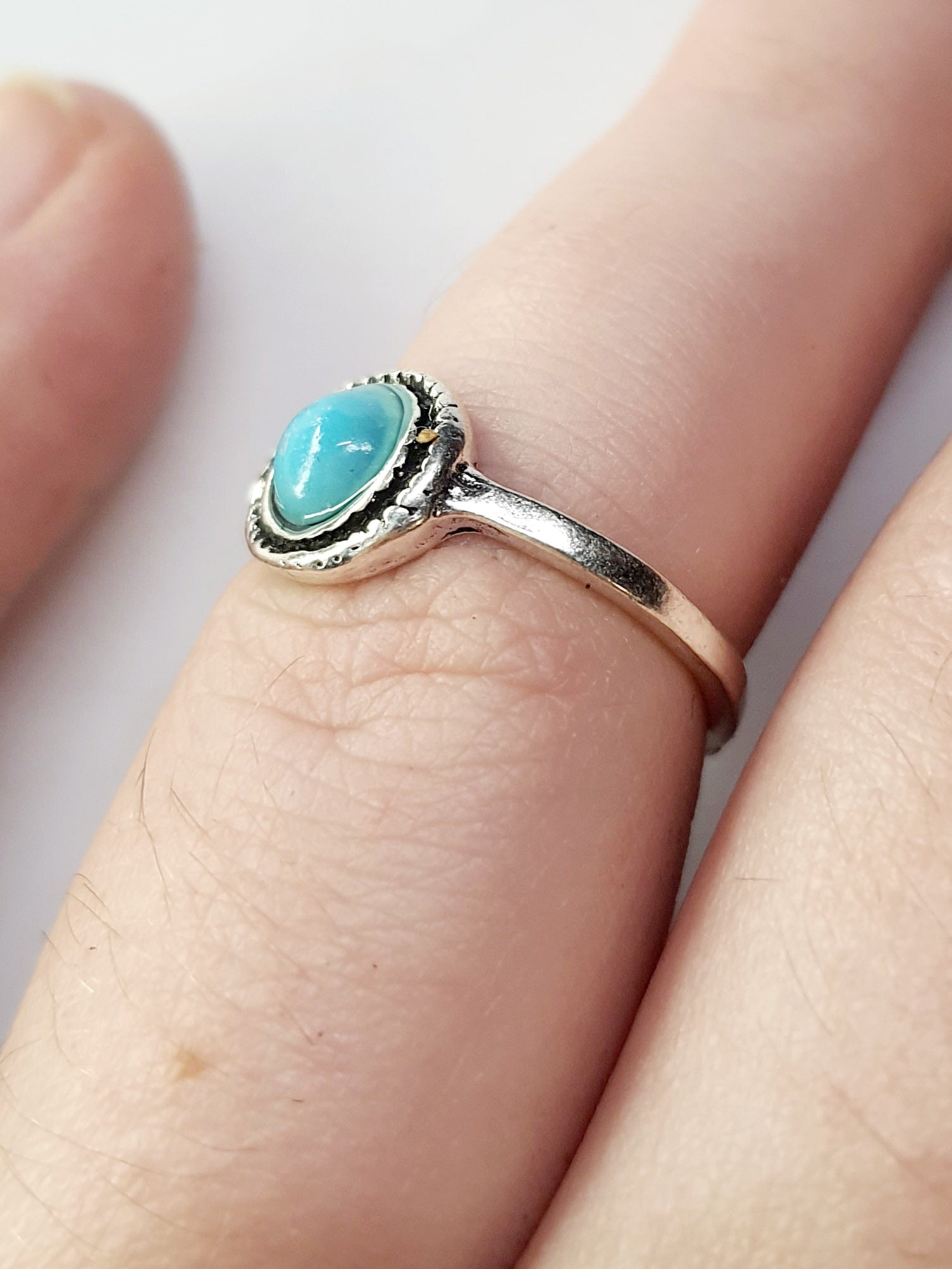 Pierścionek z turkusowym kamieniem w srebrnej oprawie. Rozmiar 15 mm. Styl klasyczny, elegancki. Stal nierdzewna, stal chirurgiczna, wodoodporne, hipoalergiczne, jakość premium. Rouge Bizu.