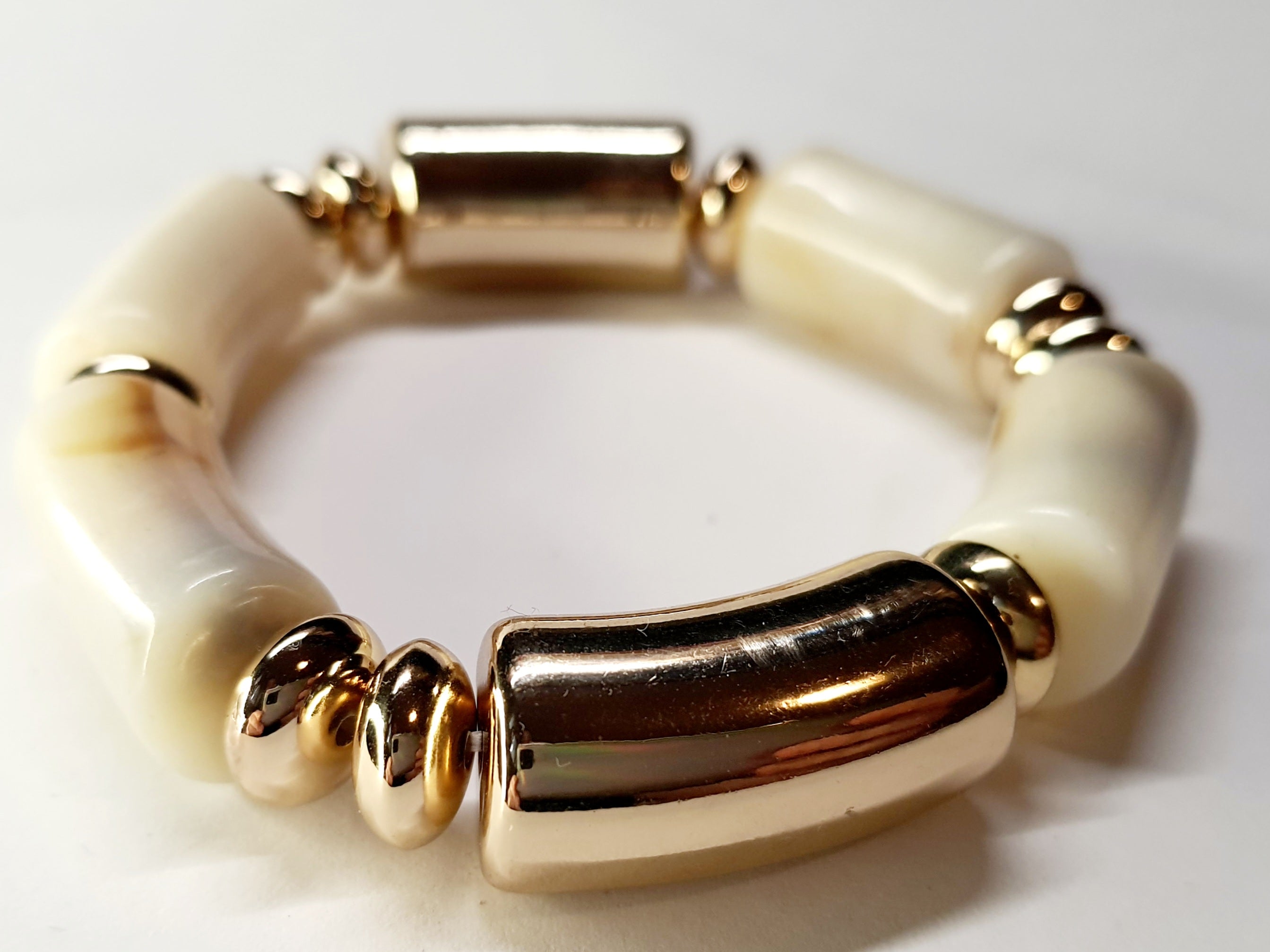 Bransoletka akrylowa w kolorze kości słoniowej, o średnicy 6 cm, w stylu retro i minimalistycznym. Stal nierdzewna, stal chirurgiczna, wodoodporne, hipoalergiczne, jakość premium, Rouge Bizu.