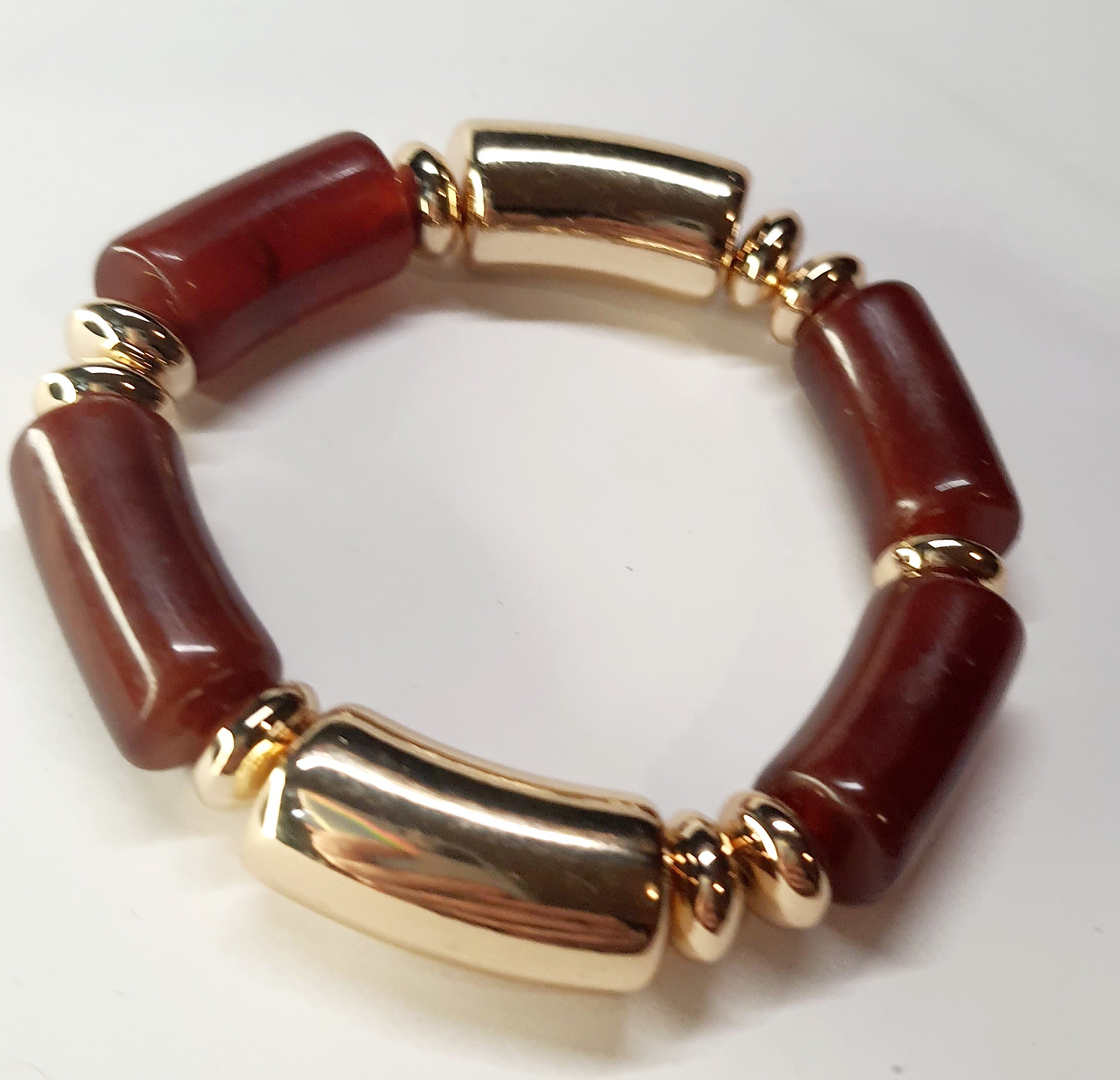 Bransoletka akrylowa w kolorze karmelowego brązu, o średnicy 6 cm, w stylu retro i minimalistycznym. Stal nierdzewna, stal chirurgiczna, wodoodporne, hipoalergiczne, jakość premium, Rouge Bizu.