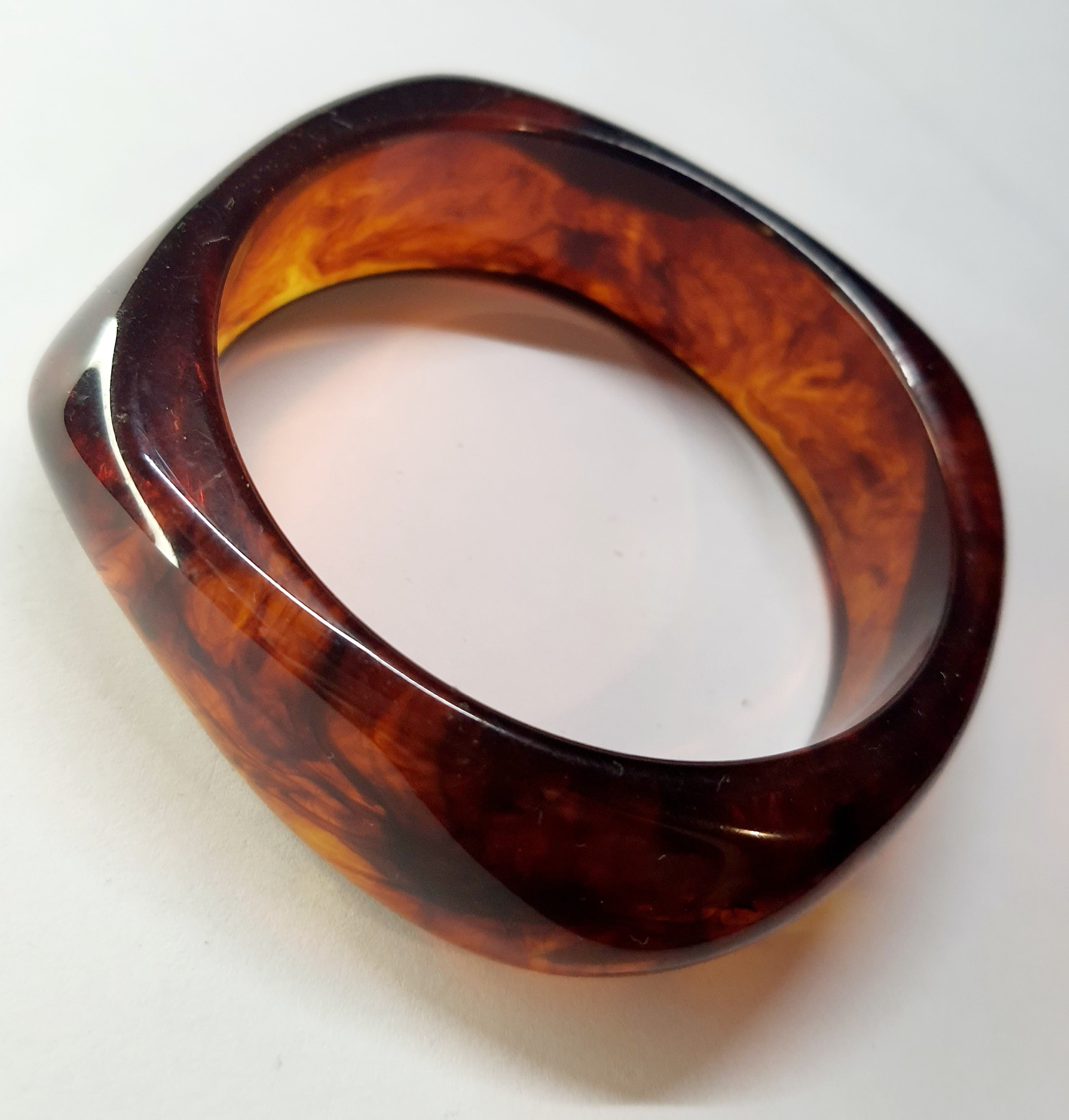 Bransoletka akrylowa w kolorze ciemnego bursztynu, o średnicy 6 cm, w stylu retro i minimalistycznym. Stal nierdzewna, stal chirurgiczna, wodoodporne, hipoalergiczne, jakość premium, Rouge Bizu.