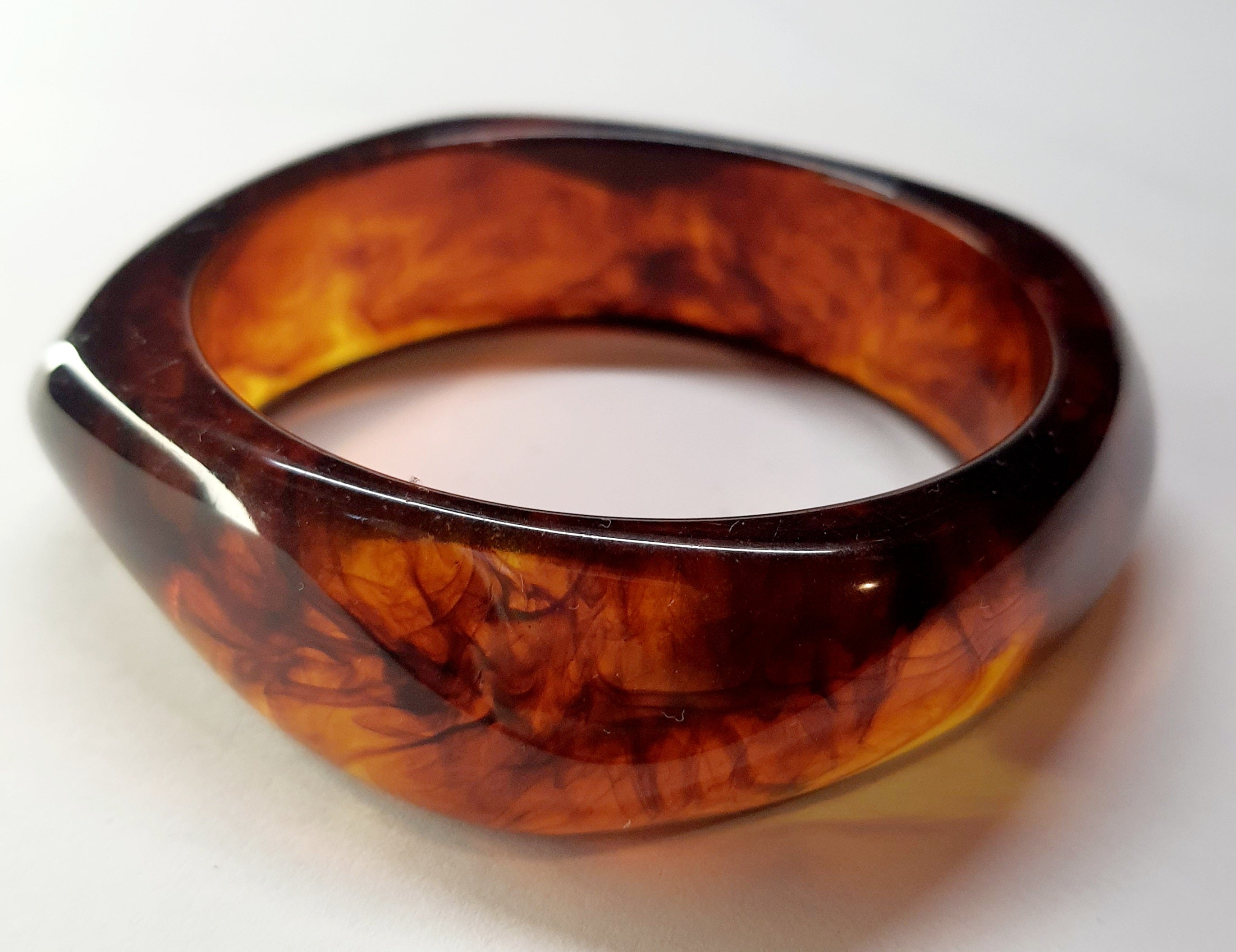 Bransoletka akrylowa w kolorze ciemnego bursztynu, o średnicy 6 cm, w stylu retro i minimalistycznym. Stal nierdzewna, stal chirurgiczna, wodoodporne, hipoalergiczne, jakość premium, Rouge Bizu.