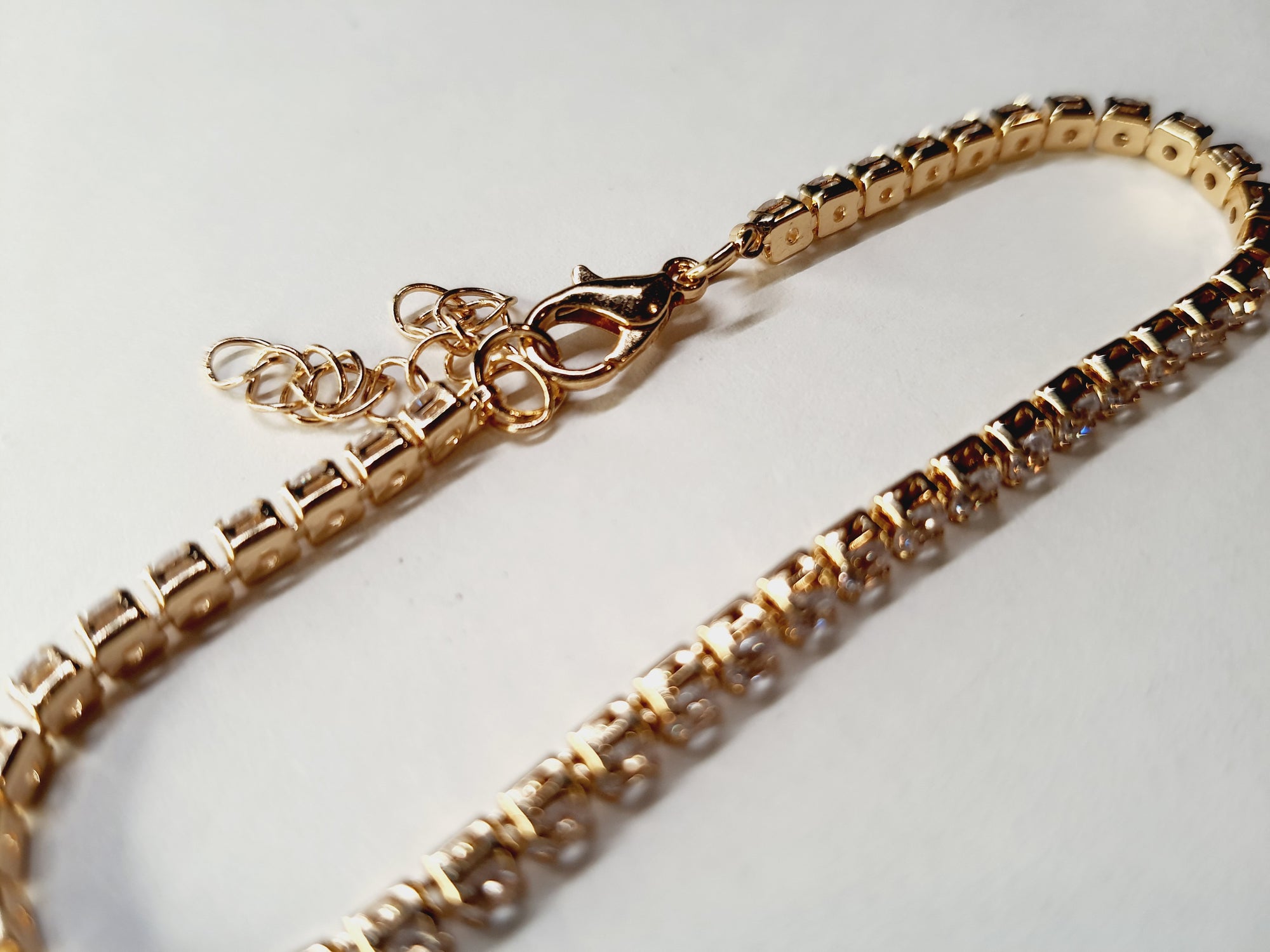 The golden power of minimalism – a flexible bracelet in a retro style