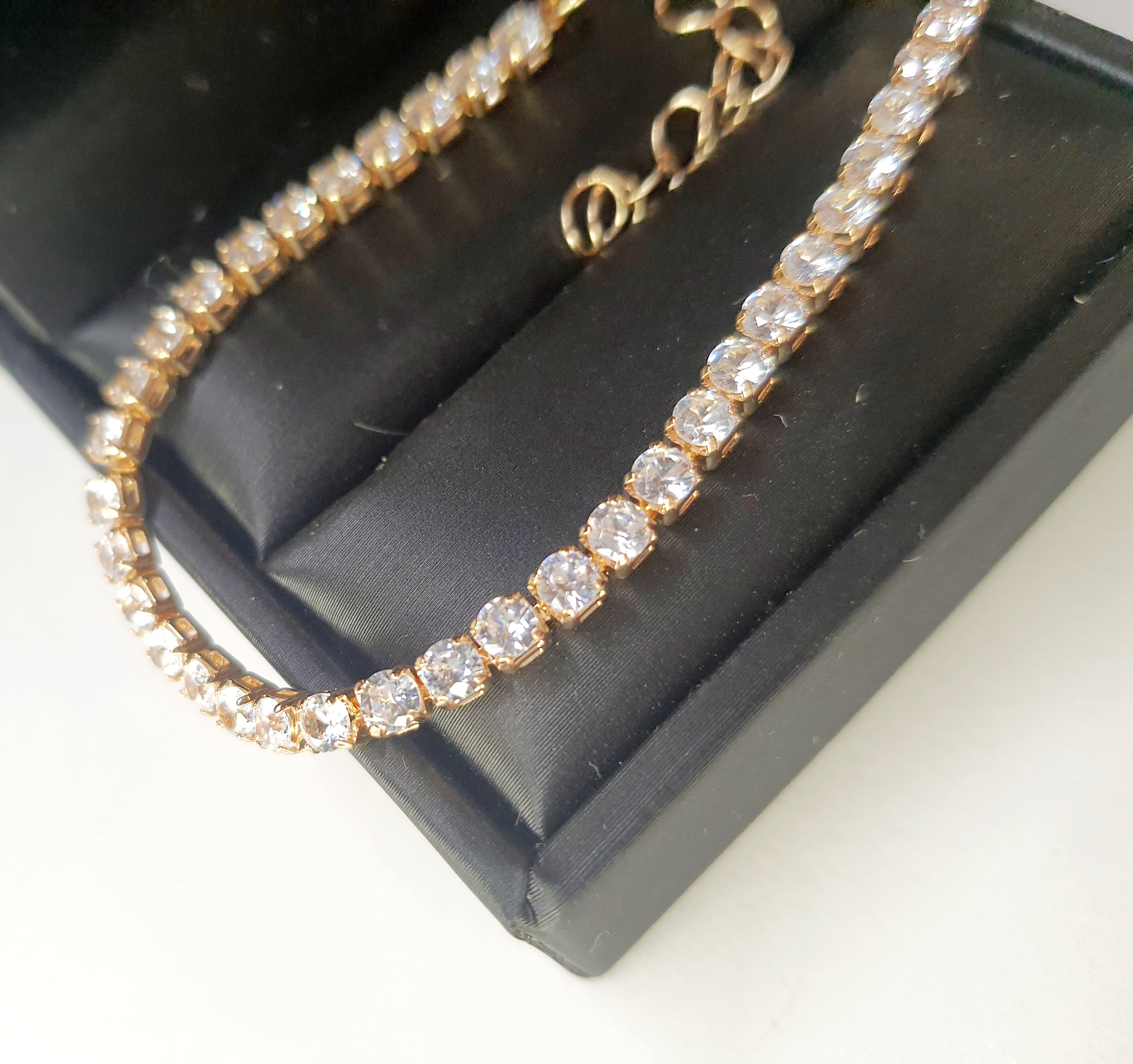 Złota bransoletka tenisowa z cyrkoniami, długość regulowana 17–22 cm, styl glamour i klasyczny. Stal nierdzewna, stal chirurgiczna, wodoodporne, hipoalergiczne, jakość premium, Rouge Bizu.