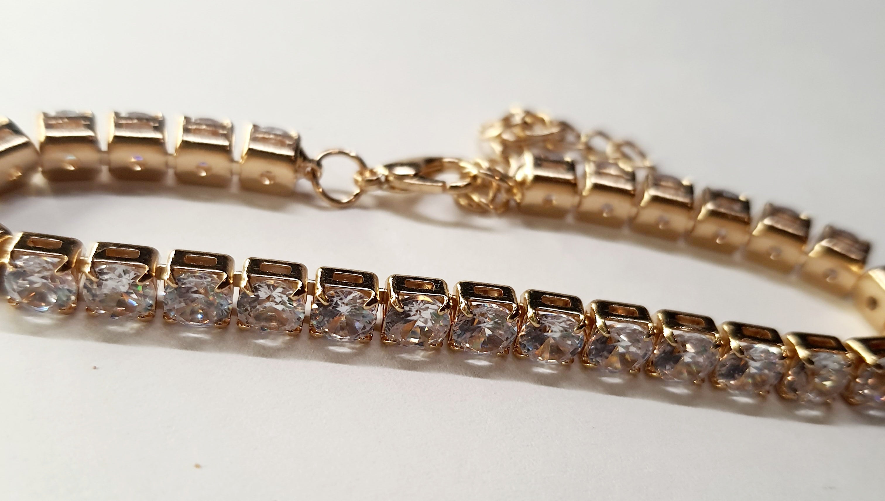 Złota bransoletka tenisowa z cyrkoniami, długość regulowana 17–22 cm, styl glamour i klasyczny. Stal nierdzewna, stal chirurgiczna, wodoodporne, hipoalergiczne, jakość premium, Rouge Bizu.