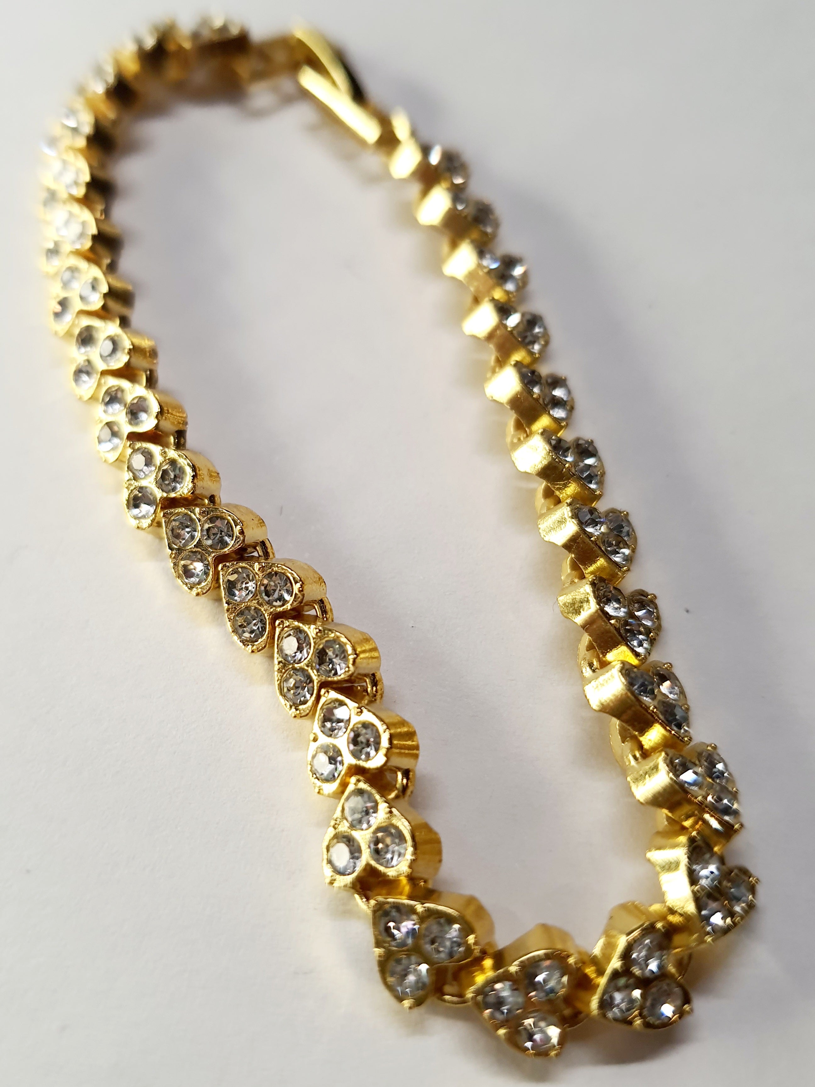 Złota bransoletka tenisowa z cyrkoniami, długość regulowana 17–22 cm, styl glamour i klasyczny. Stal nierdzewna, stal chirurgiczna, wodoodporne, hipoalergiczne, jakość premium, Rouge Bizu.