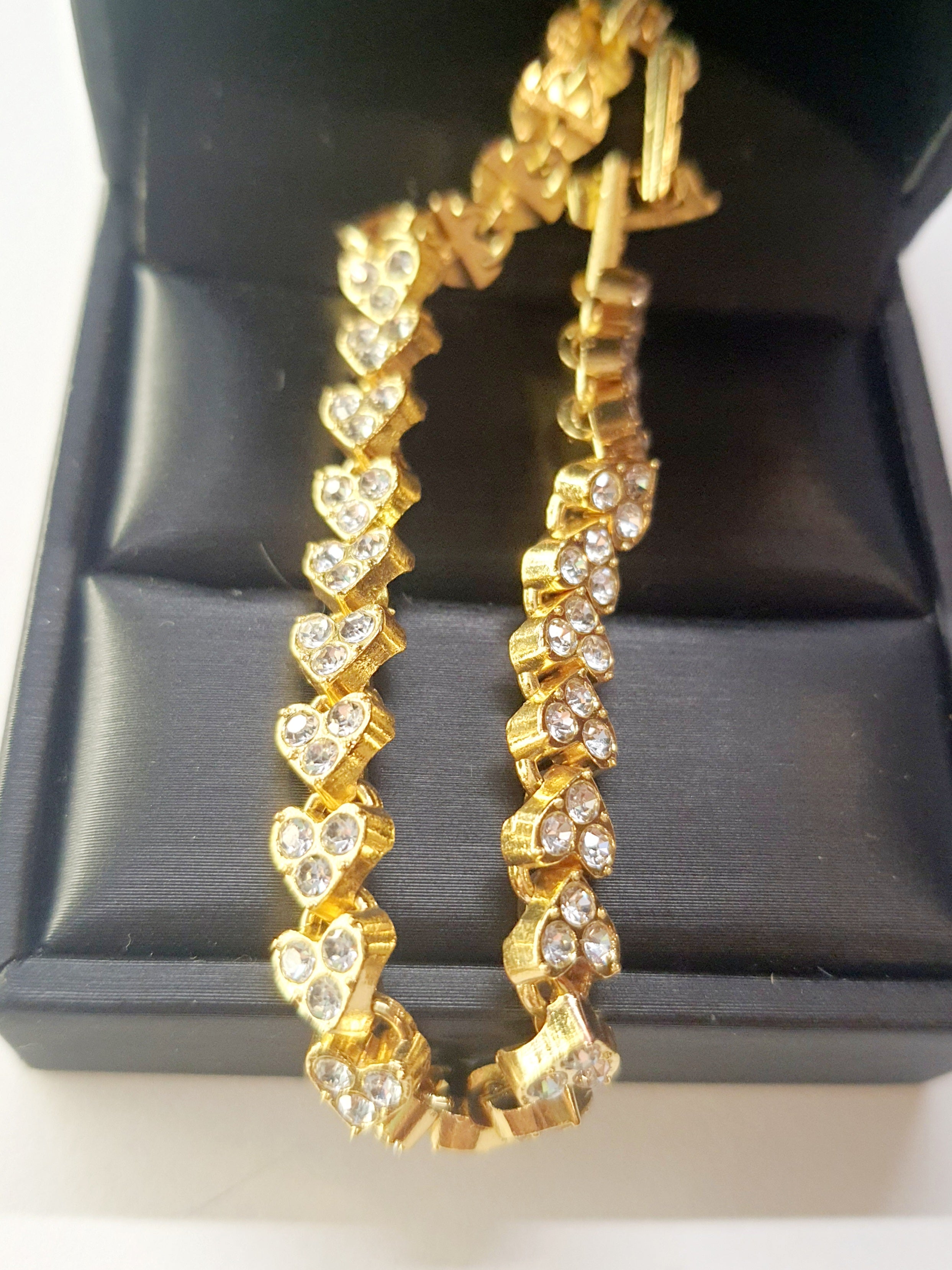 Złota bransoletka tenisowa z cyrkoniami, długość regulowana 17–22 cm, styl glamour i klasyczny. Stal nierdzewna, stal chirurgiczna, wodoodporne, hipoalergiczne, jakość premium, Rouge Bizu.